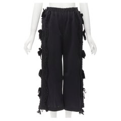 TRICOT COMME DES GARCONS breite Hose mit schwarzem Rüschen und Blumenmuster aus Samt mit Bandbesatz S