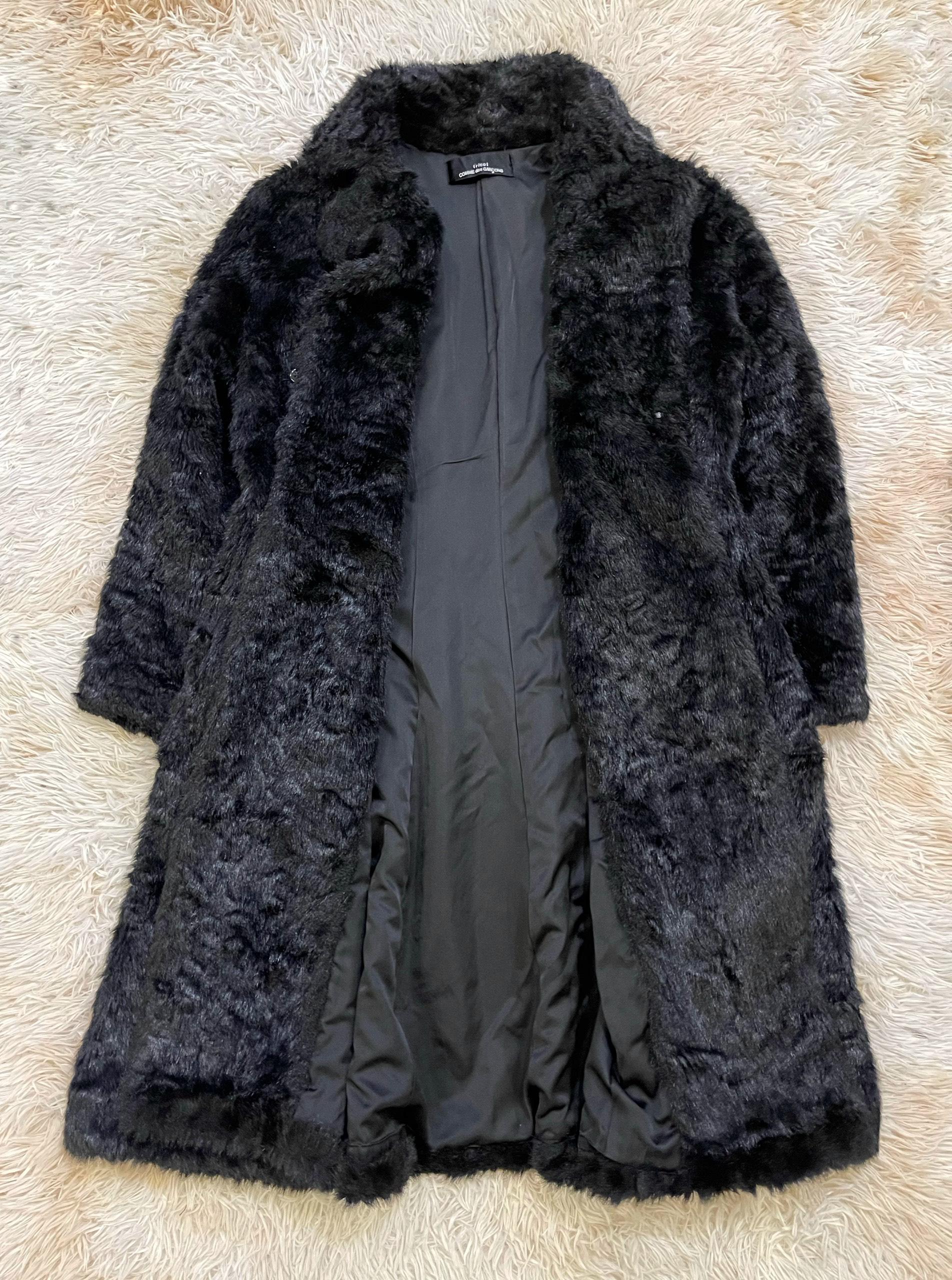 The item was designed by Tao Kurihara for tricot line, Comme Des Garcons.

Size: OS, fits oversized up to a Large

Condition: 8/10. Minor feels of usage overall, light distressed on washtag

Feels free to message me with any questions regarding