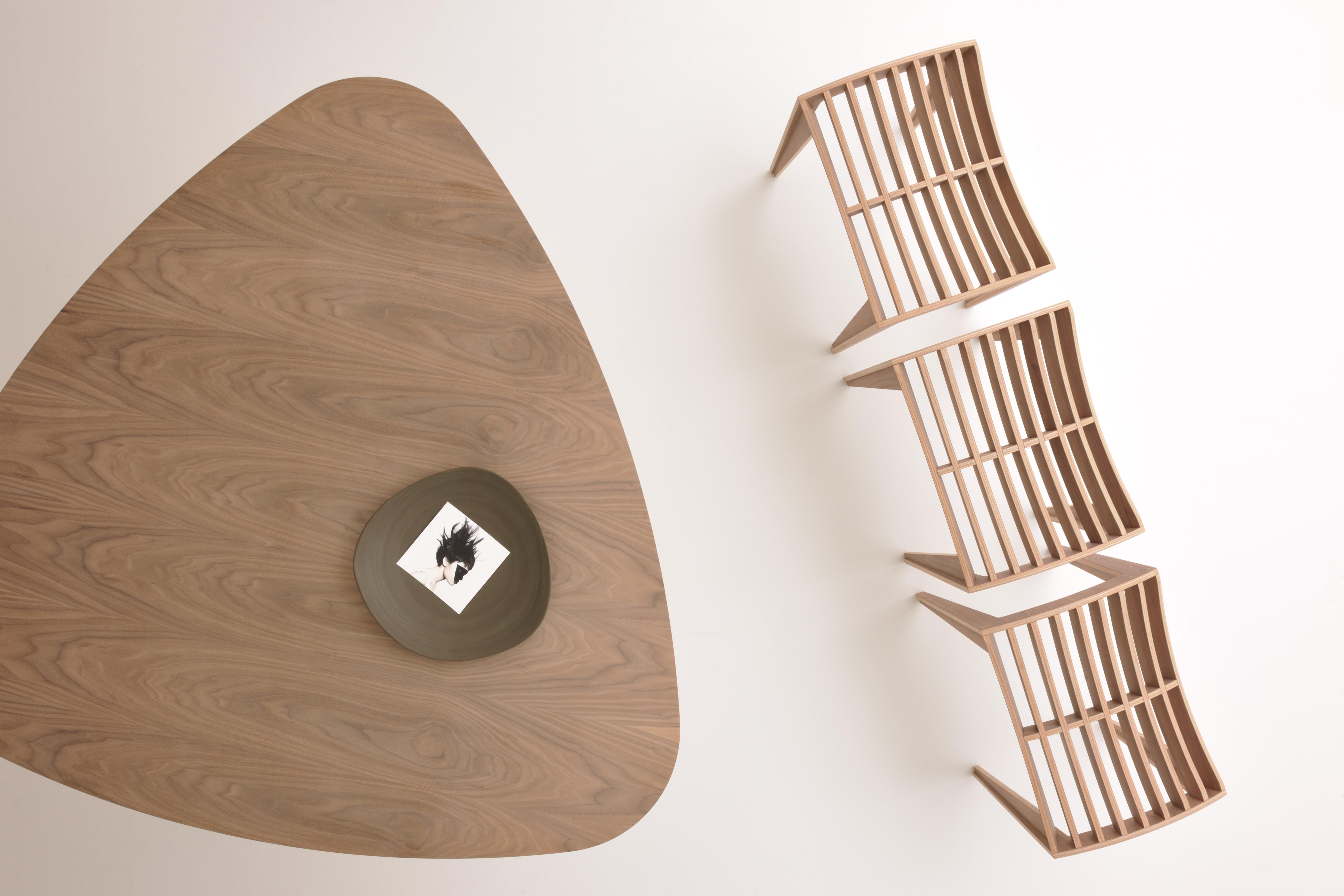 Trident, zeitgenössischer Tisch aus Eschenholz mit dreieckiger Platte, von Morelato im Zustand „Neu“ im Angebot in Salizzole, IT