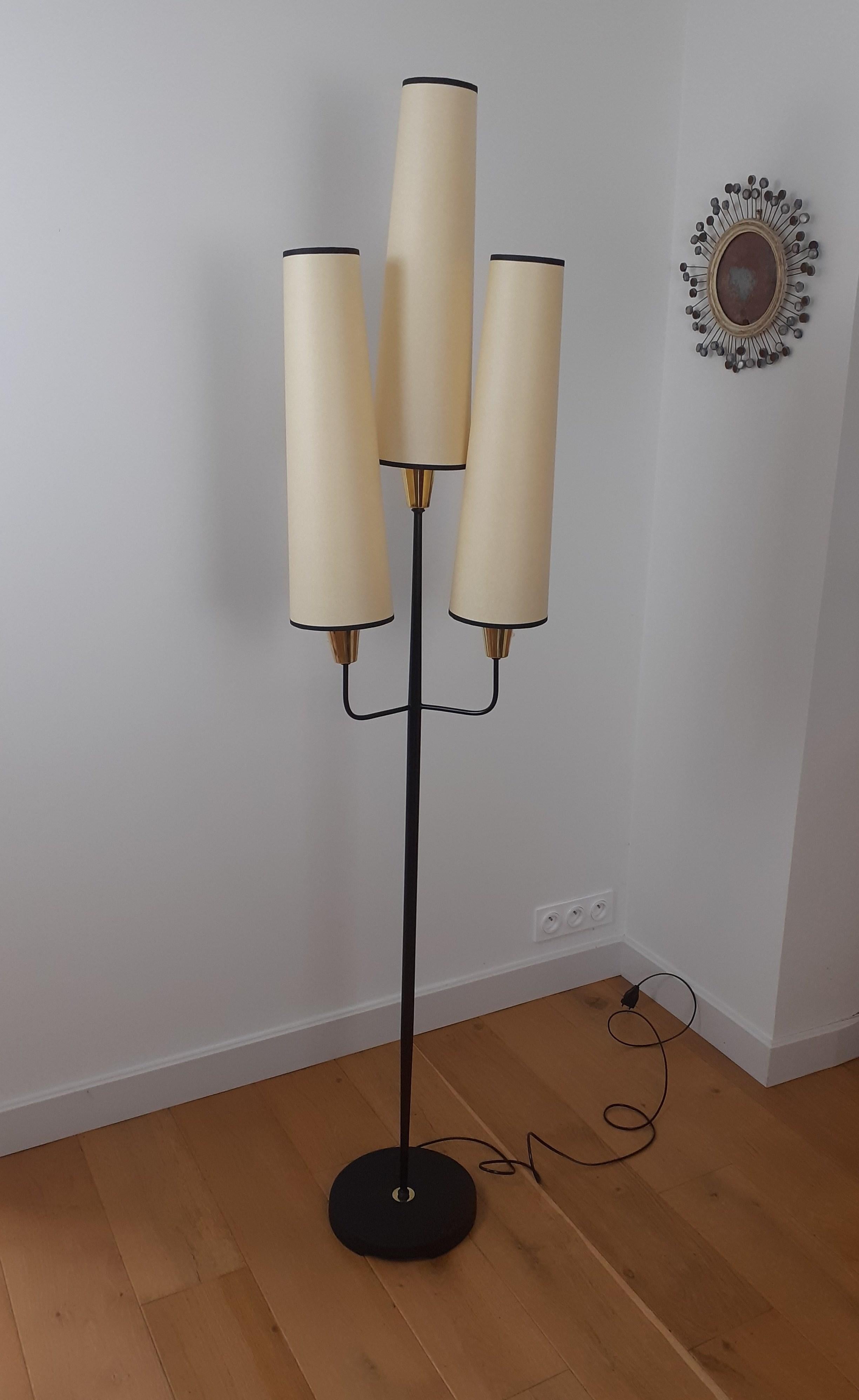 Floor lamp in black lacquered metal,
composed of a circular cast iron base, mounted on a conical metal arm, ending with 3 light arms arranged in a trident.
French work from Maison Lunel circa 1950.
This floor lamp has been completely restored,