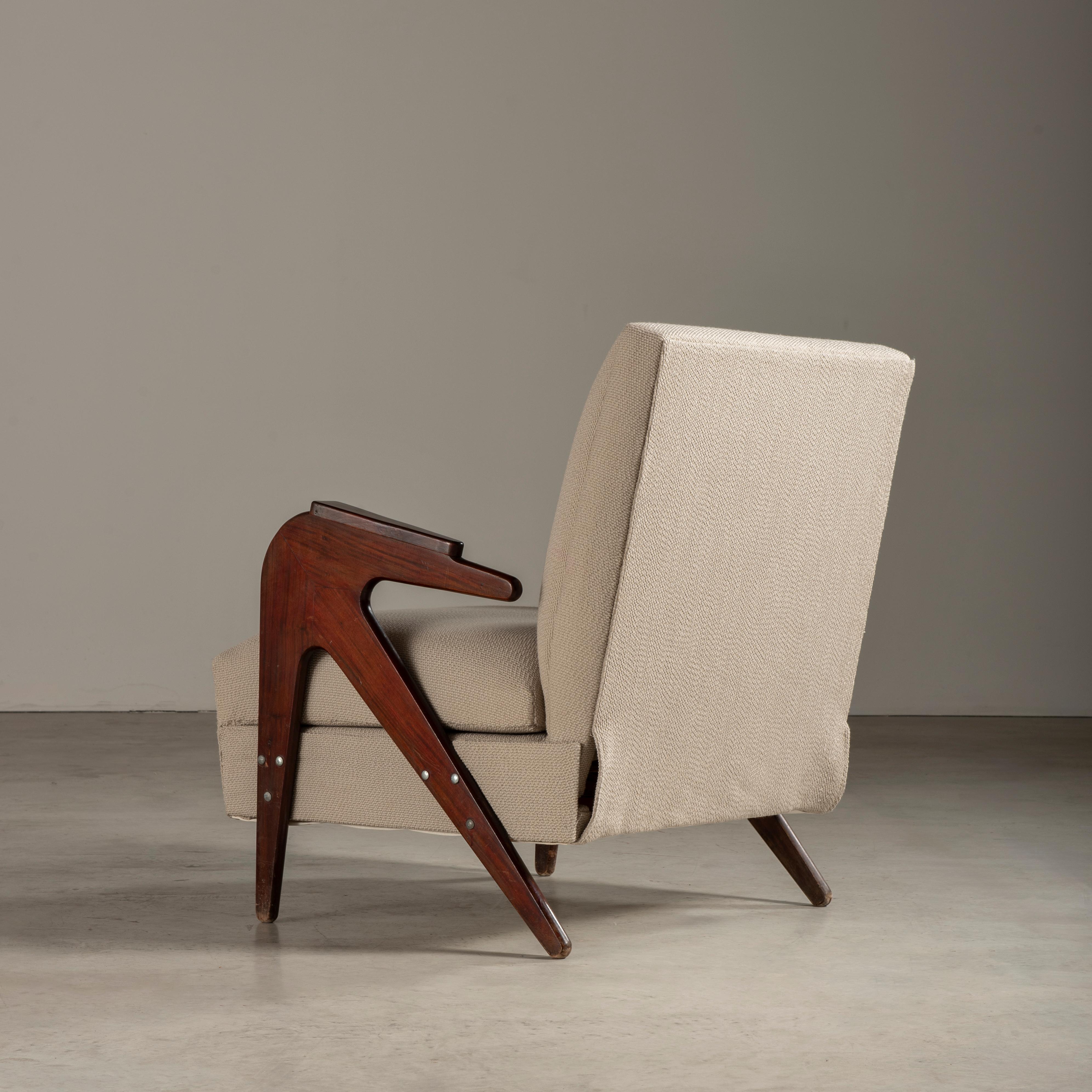 Tridente' Lounge Chair, von Móveis Drago, brasilianisches Mid-Century Modern Design (Stoff) im Angebot