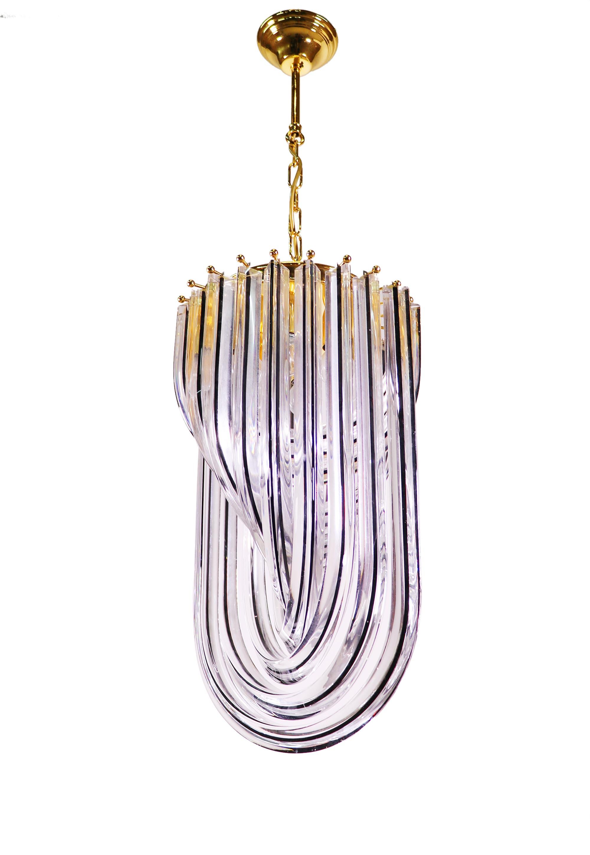 Un étonnant lustre fabriqué à la main en verre de Murano et en laiton doré. Chaque verre de Murano 