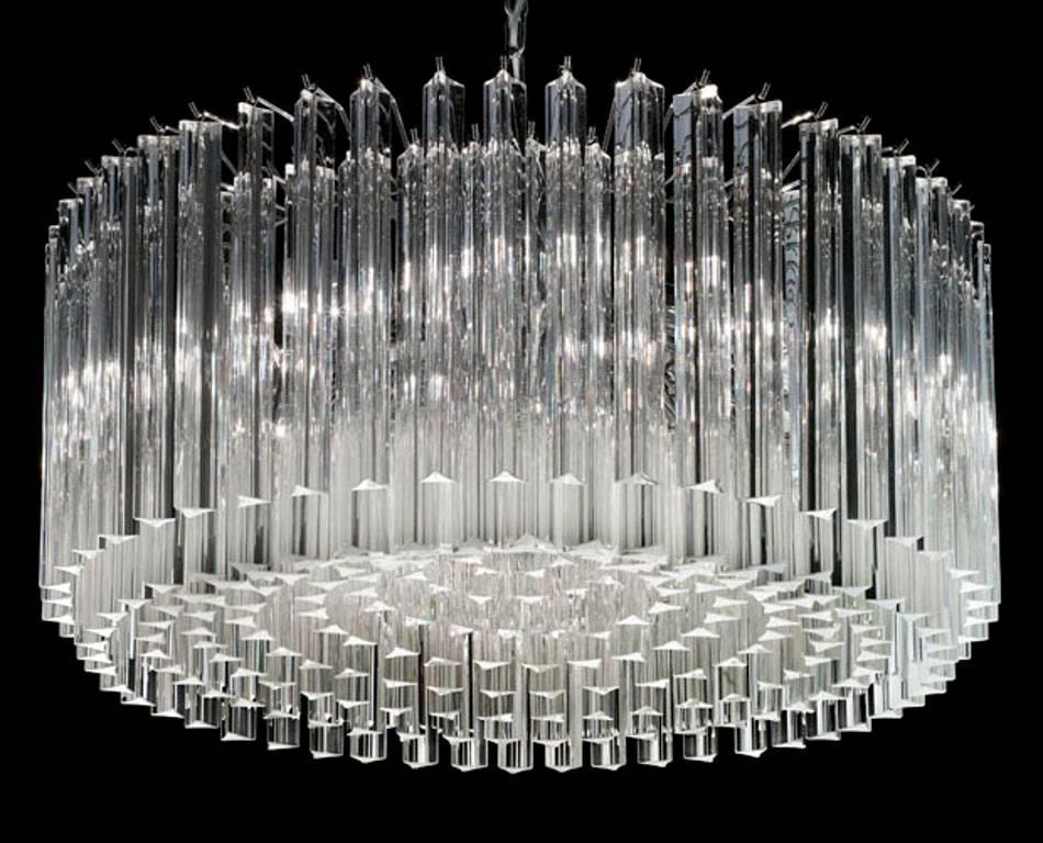 Araña italiana con cristales de Murano transparentes tallados con la técnica Triedri dispuestos en nueve capas sobre estructura de metal cromado de Fabio Ltd / Inspirada en Venini / Made in Italy
8 luces / tipo E12 o E14 / máx. 40W cada