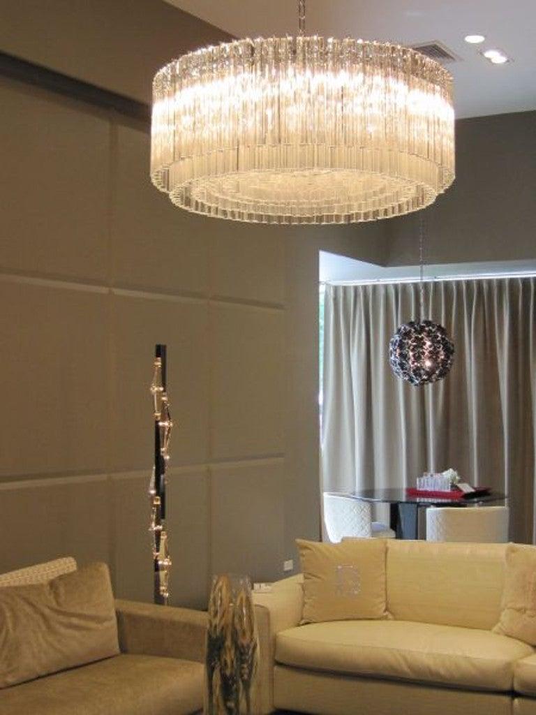 Lampadario italiano con vetri di Murano trasparenti tagliati con la tecnica Triedri disposti a strati su una struttura in metallo cromato di Fabio Ltd / Ispirato a Venini / Made in Italy
9 luci / tipo E26 o E27 / max 60W ciascuna
Diametro 35,5