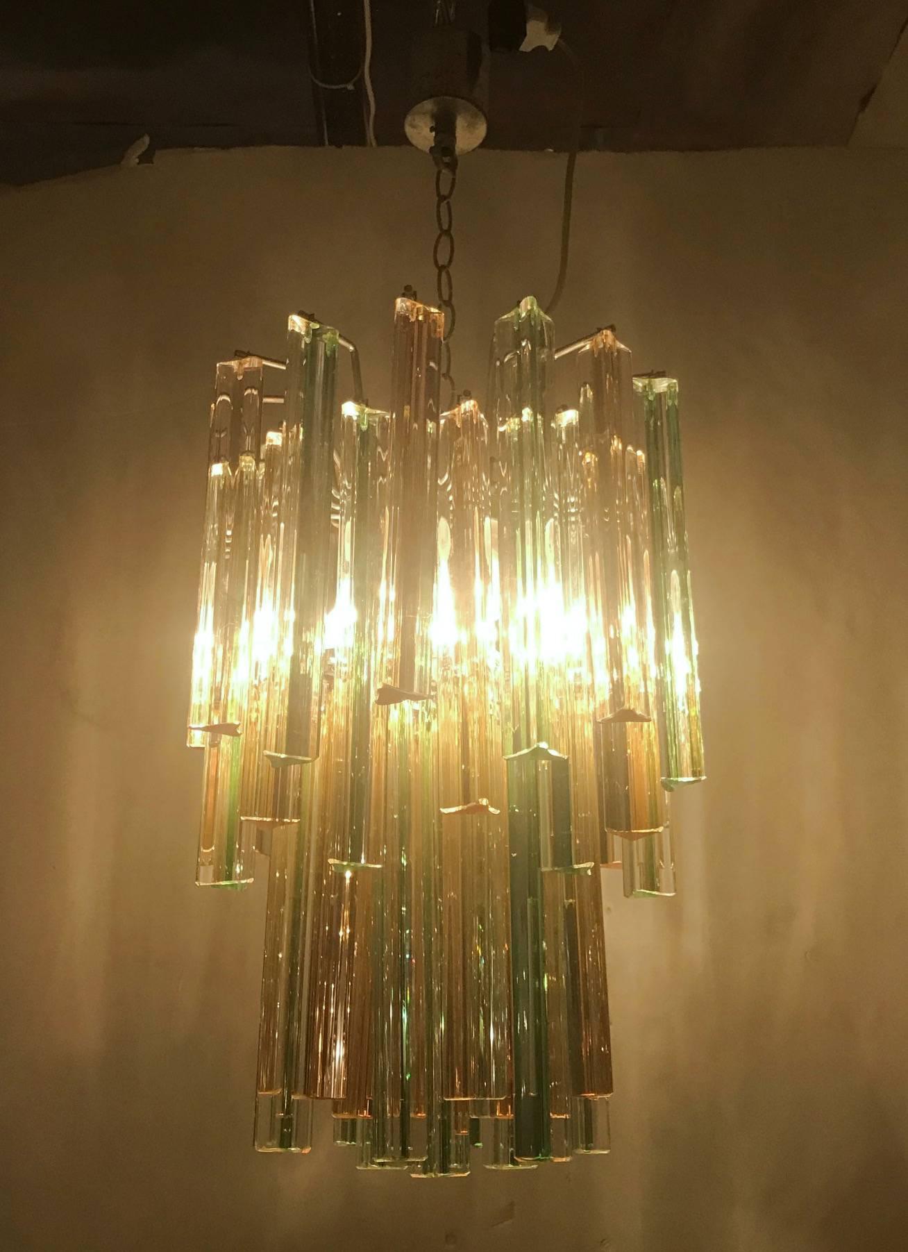 Original vintage Italian chandelier with a beautiful mix of blush pink and emerald green Murano glasses cut into triangle shards in Triedri technique on brass frame, by Venini. Made in Italy in the 1960s.
Four lights / E12 type / max 40W