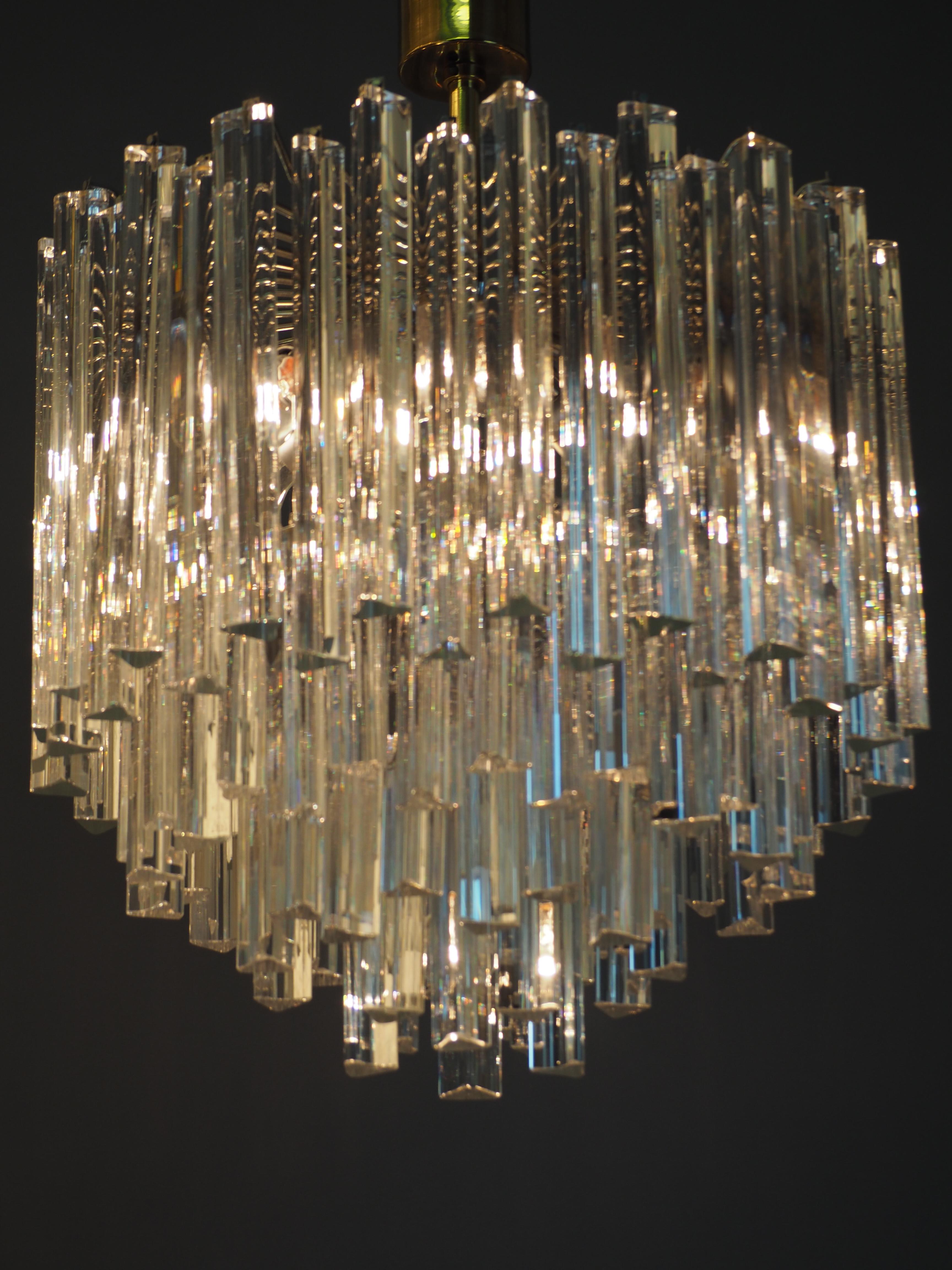 Ein sehr eleganter und großer vierstöckiger Muranokronleuchter, der Venini zugeschrieben wird.
Diese Leuchte besteht aus 96 Muranogläsern 