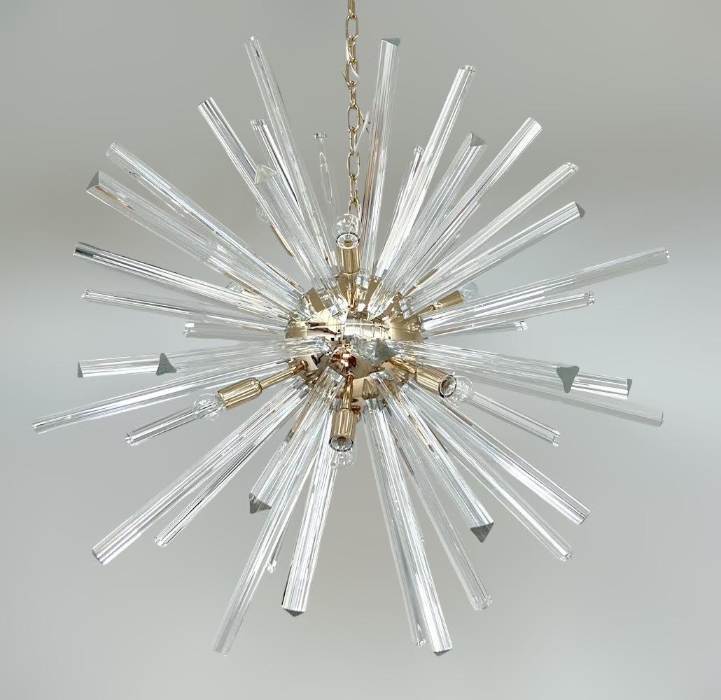 Lustre Sputnik italien avec verres de Murano soufflés à la main en trois points selon la technique Triedri, monté sur une monture plaquée or 24 carats / inspiré par Venini / Made in Italy
12 lampes / type E12 ou E14 / max 40W chacune
Mesures :