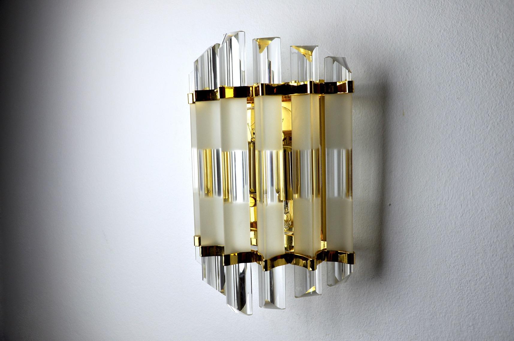 Very beautiful sconce in triedri smoked glass from the 70s. Structure in gilded metal, designed and produced in Italy. Unique object that will illuminate and bring a real design touch to your interior. Electricity checked, mark of time in accordance