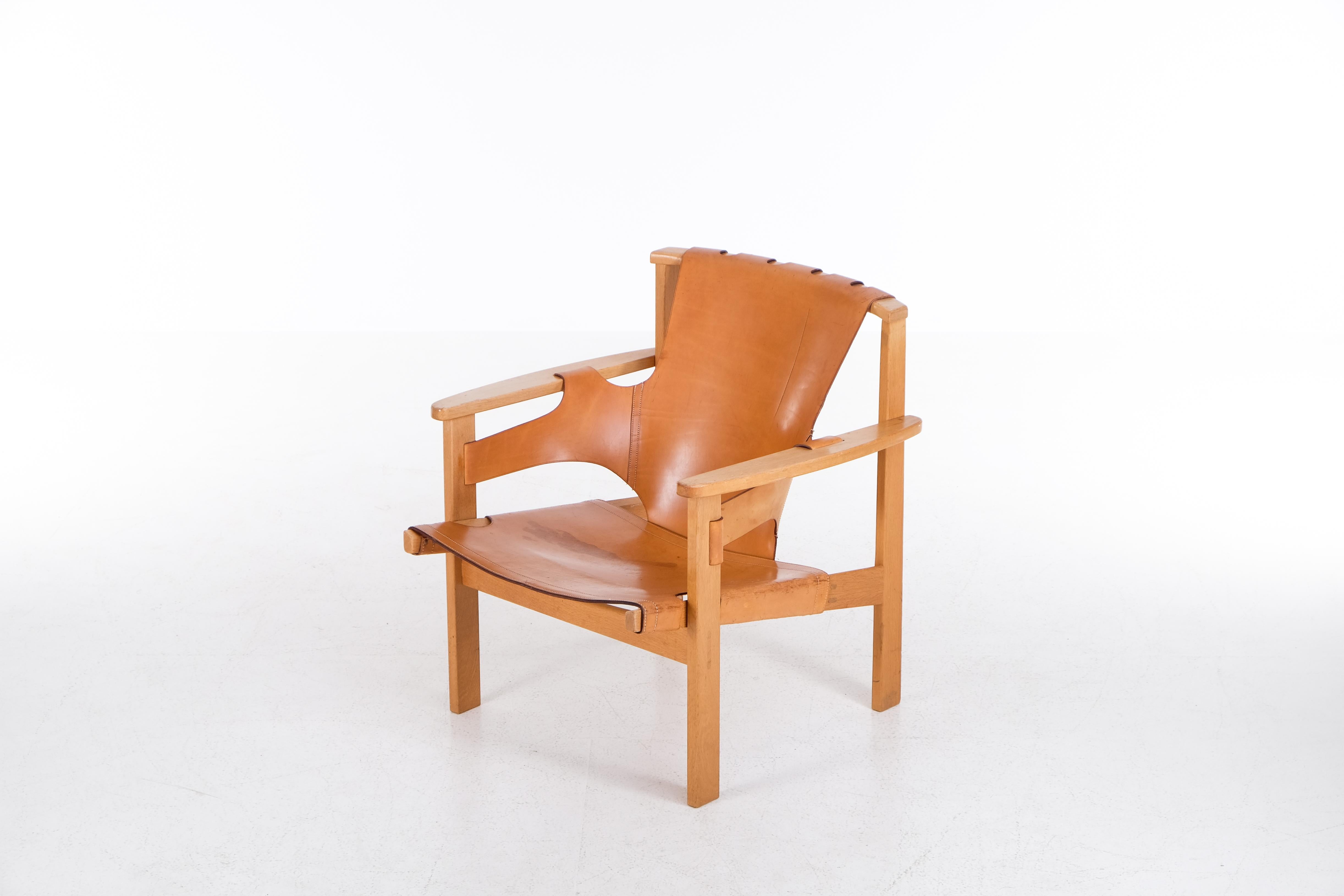 Natural patinated leather and oak. Designed in 1957. Shown at the Triennale in Milan in 1957, since then referred to as the 