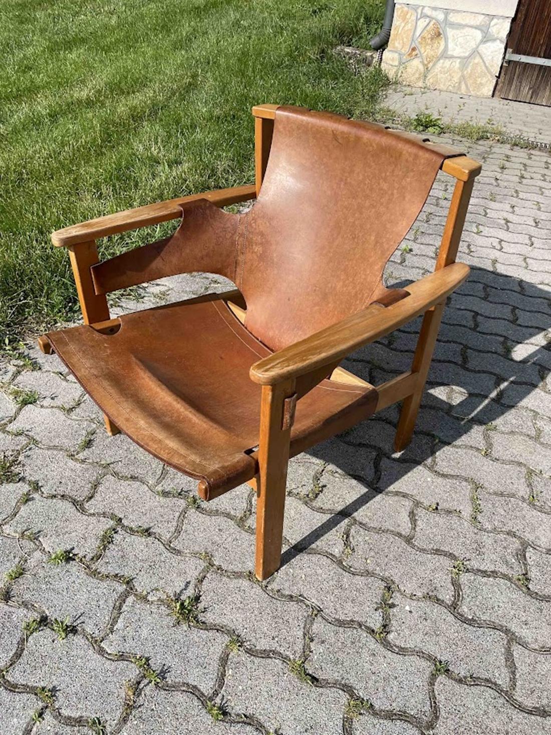 Introducing the Trienna Lounge Chair, a true masterpiece by Carl-Axel Acking, originally designed in 1957 and showcased at the Milan Triennial that same year as part of the Swedish design exhibit.

This iconic chair features a solid oak frame paired