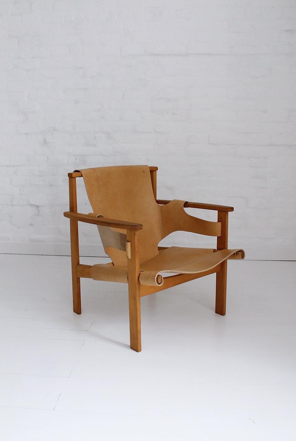 “Trienna” lounge chair by Carl-Axel Acking, This model was designed in 1957 and presented at the Milano Triennial that year, as part of the Swedish exhibit. In restored. Reupholstered condition.
Manufactured in Hungary.
  