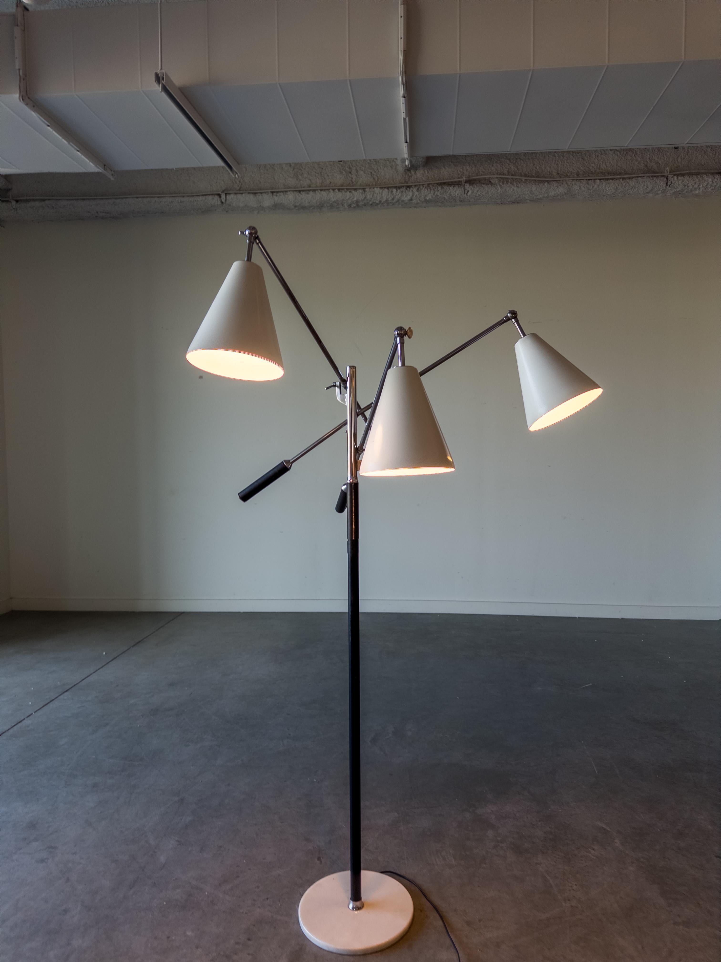 Mid-Century moderno Lampada da terra Triennale di Angelo Lelii per Arredoluce in vendita