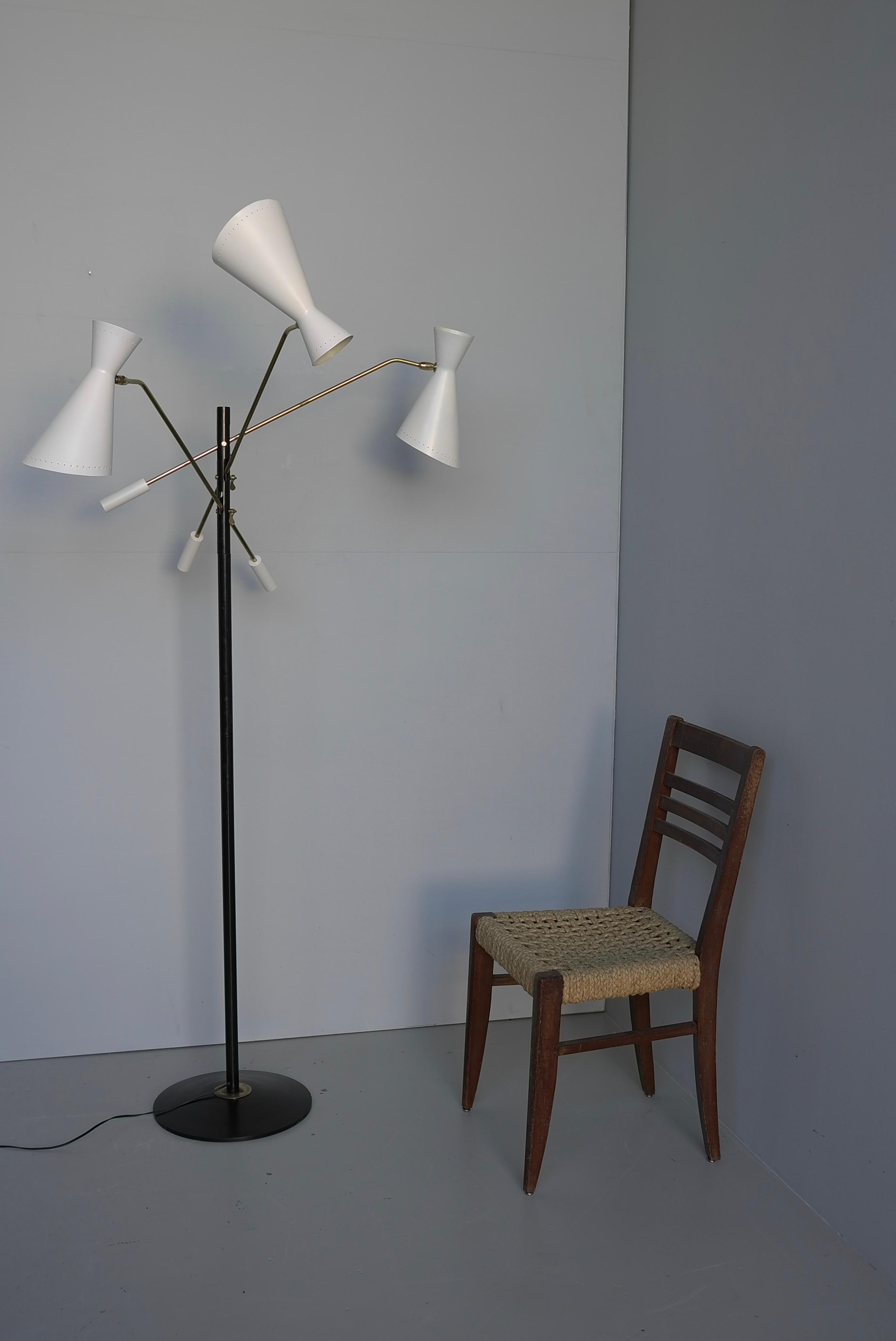 Lampadaire avec trois abat-jours blancs orientables, Italie, années 1950
Très bon état vintage, tous les abat-jour sont réglables en hauteur et en position.
 