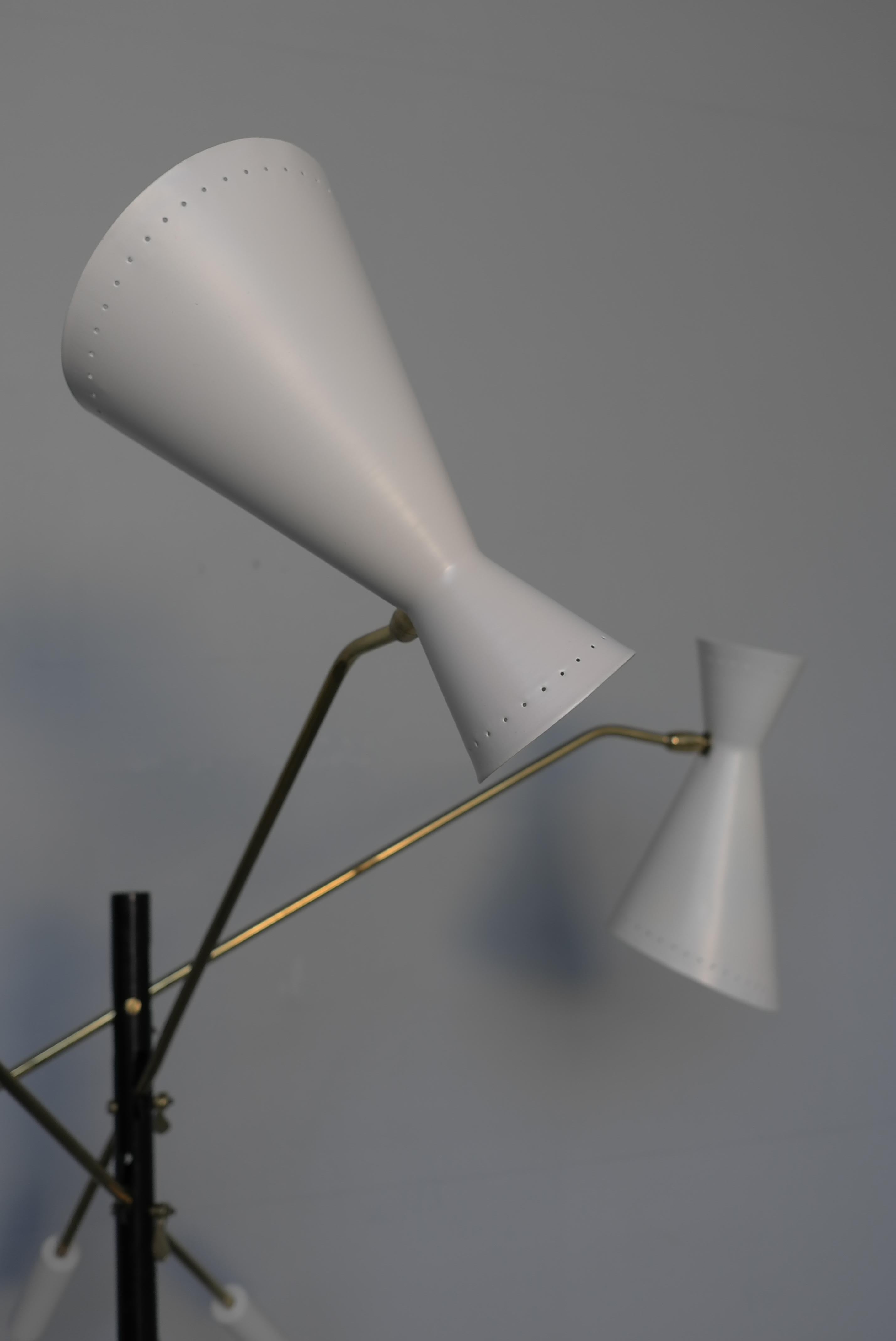 Mid-Century Modern Lampadaire Triennale avec trois abat-jours orientables blanc cassé, Italie, années 1950 en vente
