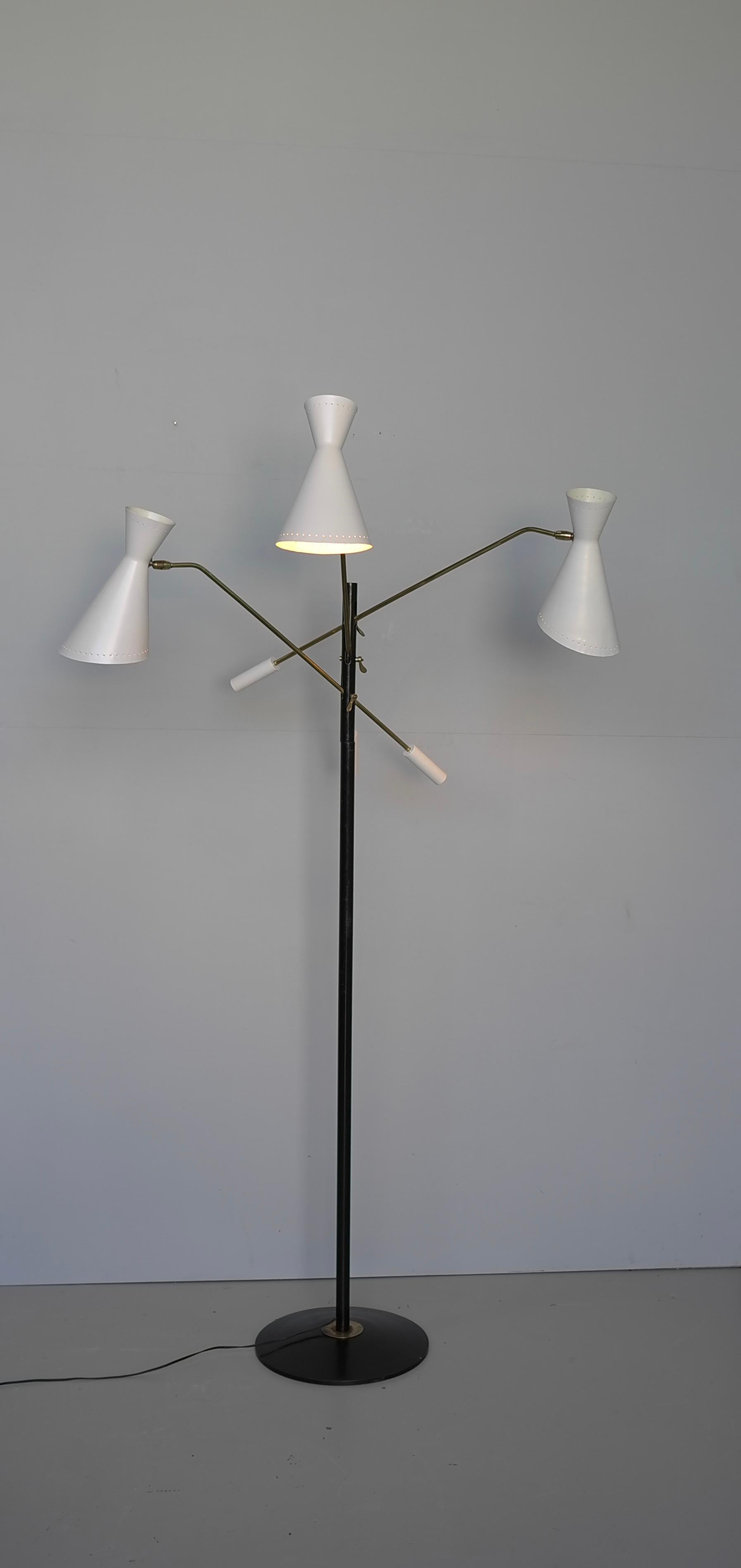 italien Lampadaire Triennale avec trois abat-jours orientables blanc cassé, Italie, années 1950 en vente