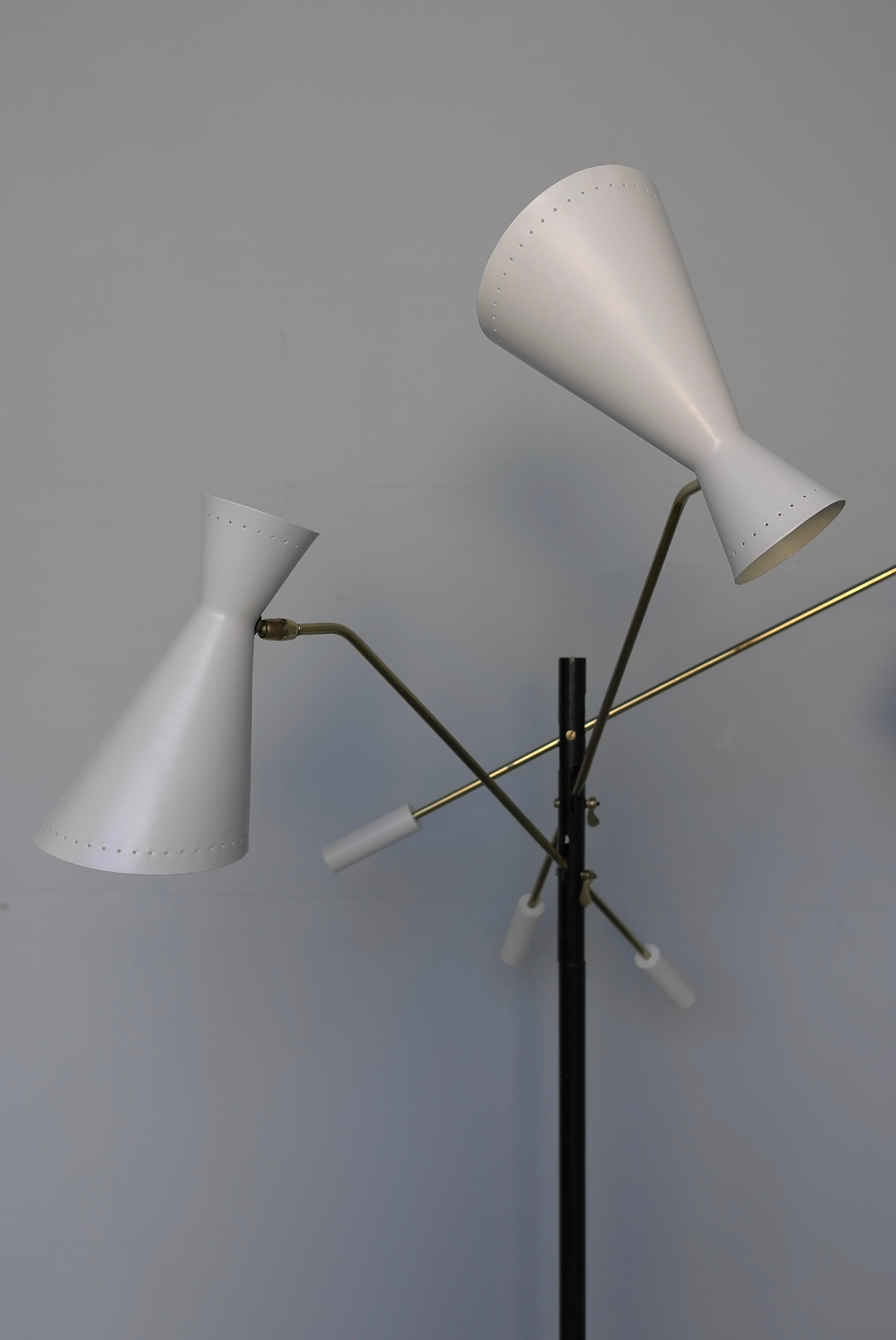 Lampadaire Triennale avec trois abat-jours orientables blanc cassé, Italie, années 1950 Bon état - En vente à Den Haag, NL
