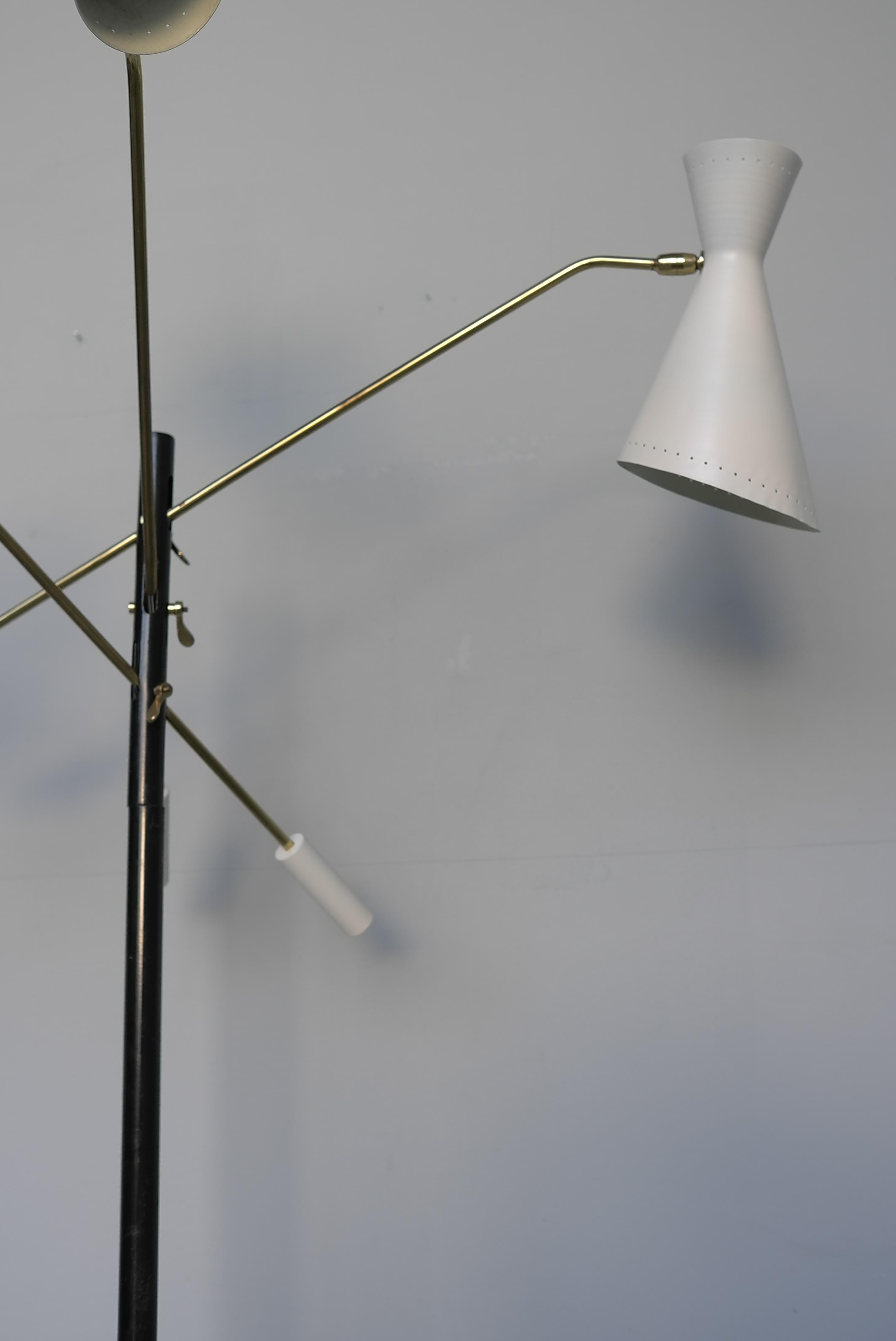 Milieu du XXe siècle Lampadaire Triennale avec trois abat-jours orientables blanc cassé, Italie, années 1950 en vente