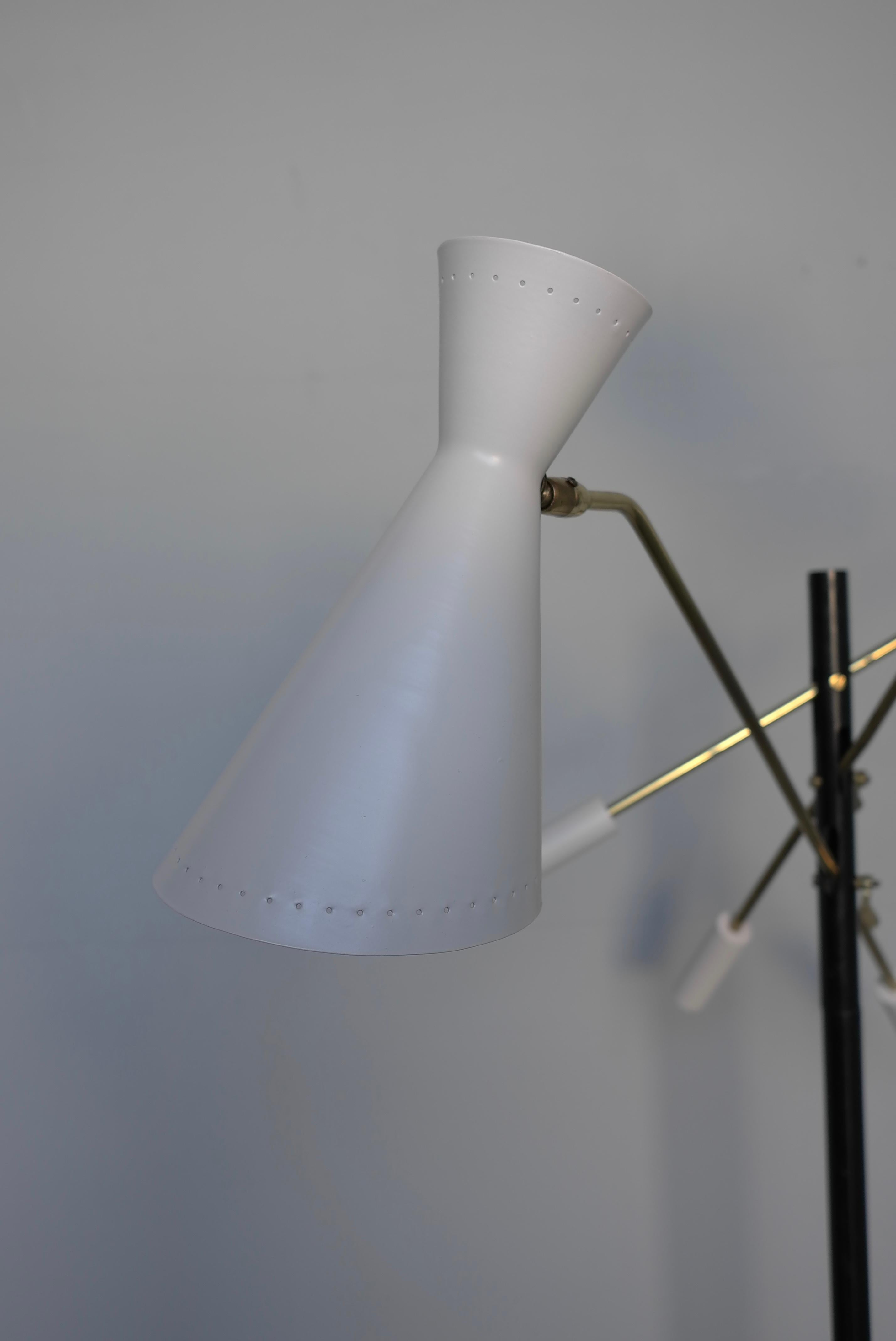 Aluminium Lampadaire Triennale avec trois abat-jours orientables blanc cassé, Italie, années 1950 en vente