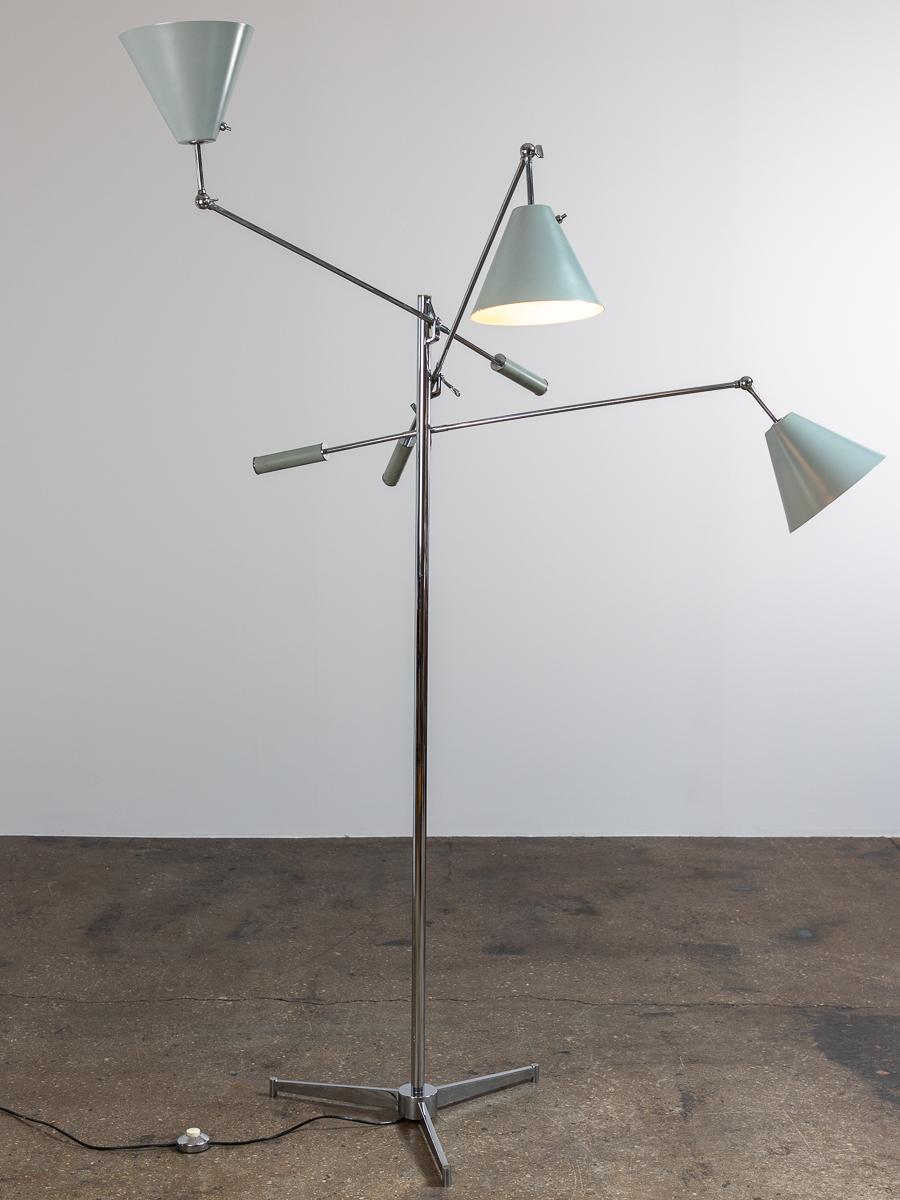 Lampe iconique Triennale, conçue par Angelo Lelli, fabriquée par Arredoluce. Une solution d'éclairage hautement fonctionnelle, dont les trois bras peuvent être réglés pour créer divers effets d'éclairage, ce qui en fait une solution d'éclairage