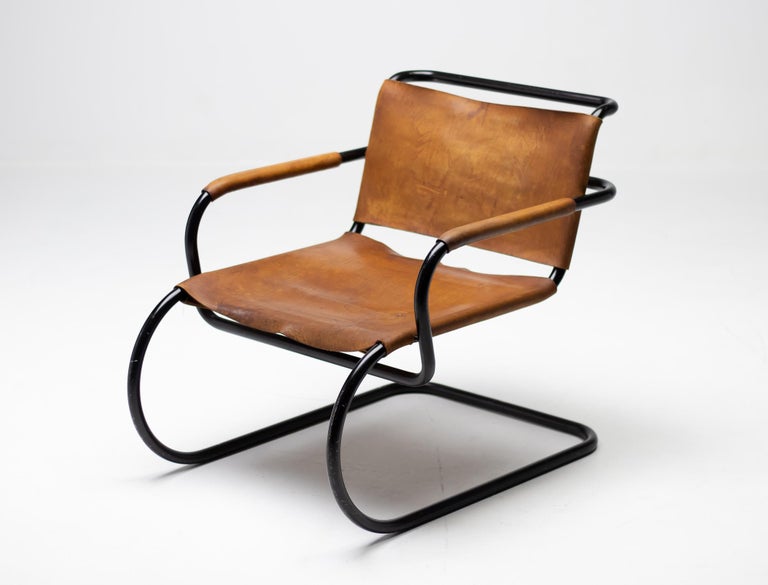 Tubular lounge chair designed by Franco Albini for the Triennale in Milan in 1933.
The original black enameled frame emphasizes the graphic qualities of this design.
The natural leather seat and back are still in nice, fully functional, vintage
