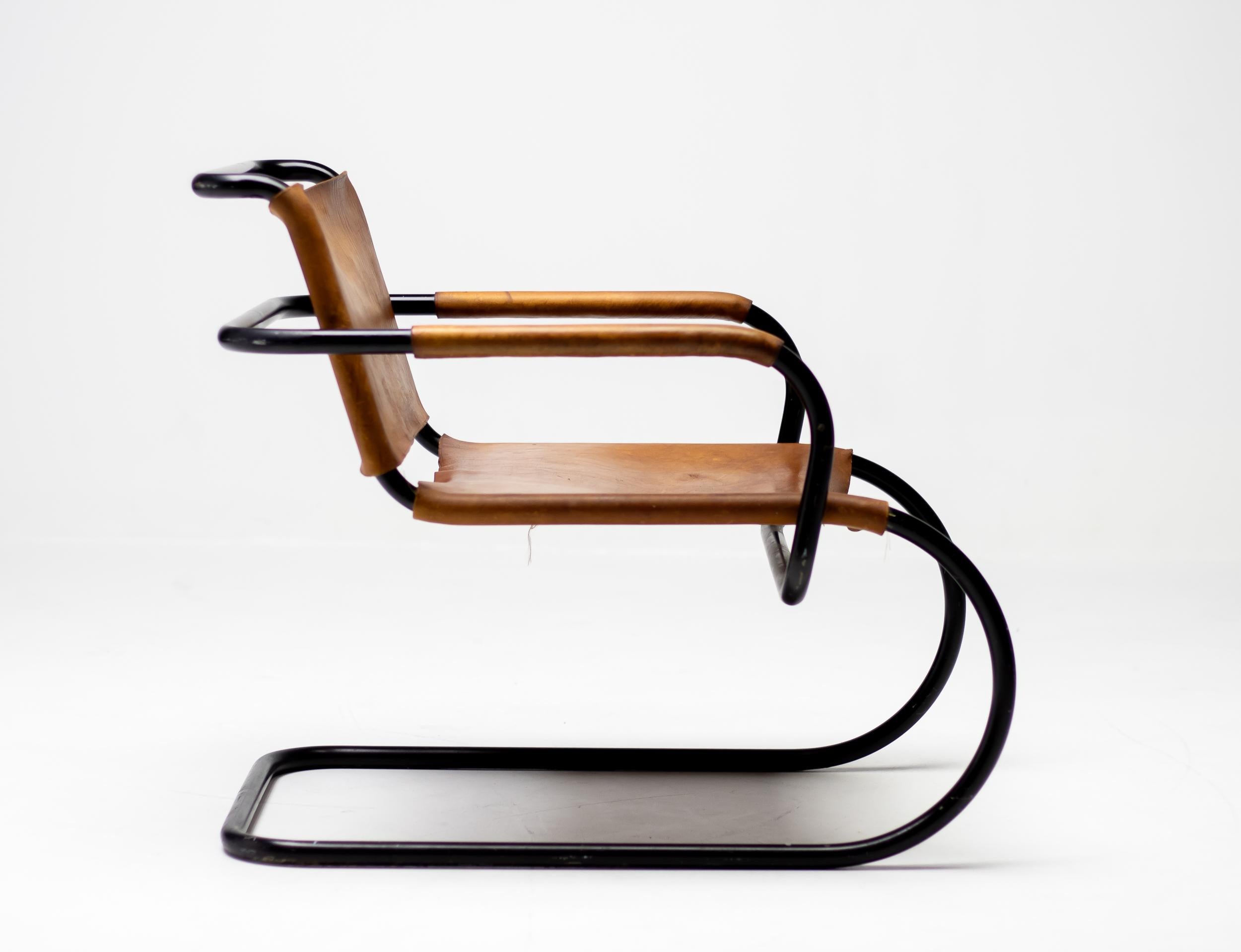 Chaise longue tubulaire conçue par Franco Albini pour la Triennale de Milan en 1933.
Le cadre original émaillé de noir souligne les qualités graphiques de ce dessin.
Le siège et le dossier en cuir naturel sont encore en bon état, parfaitement