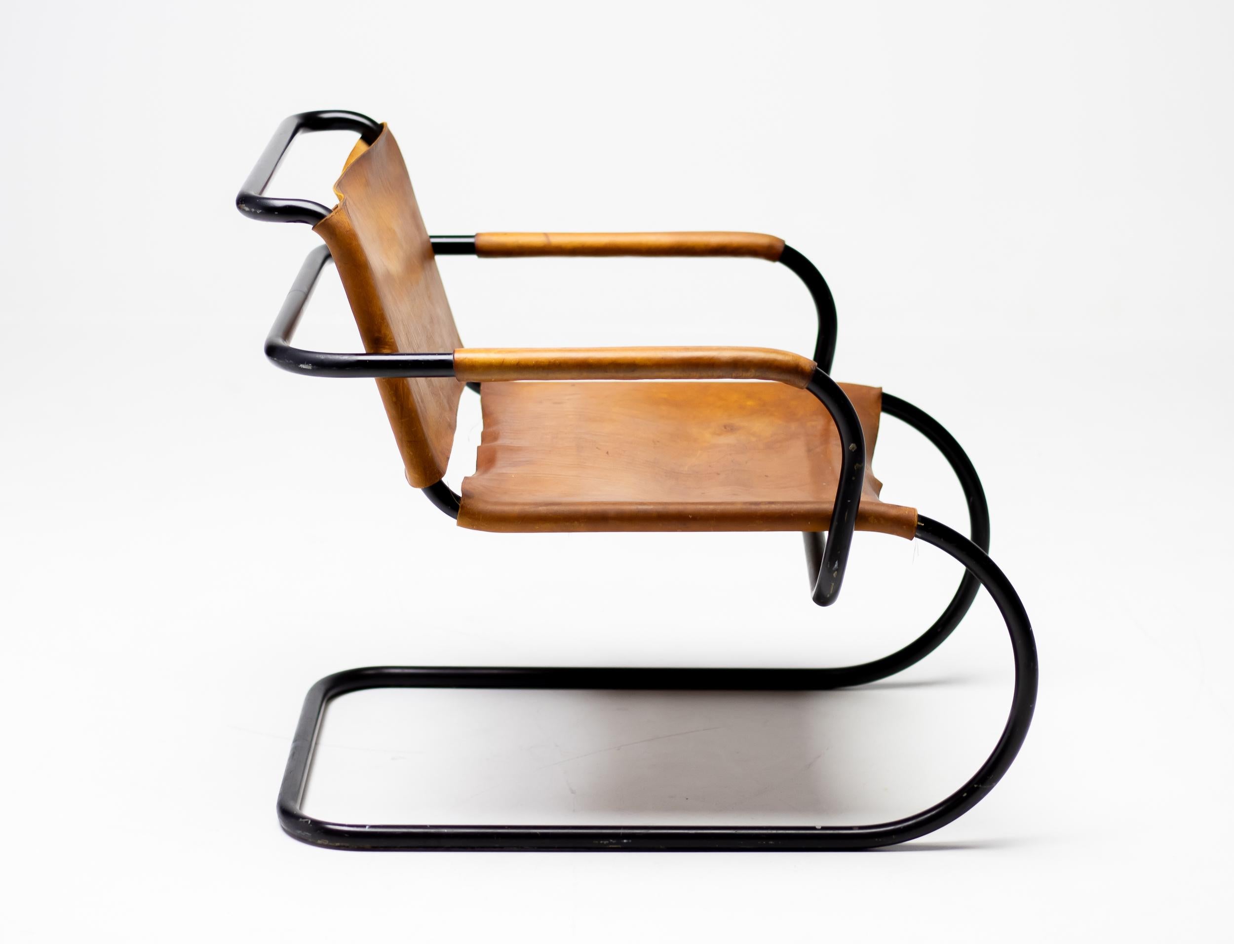 Sillón tubular diseñado por Franco Albini para la Triennale de Milán en 1933.
El original marco esmaltado en negro resalta las cualidades gráficas de este diseño.
El asiento y el respaldo de cuero natural siguen estando en perfectas condiciones