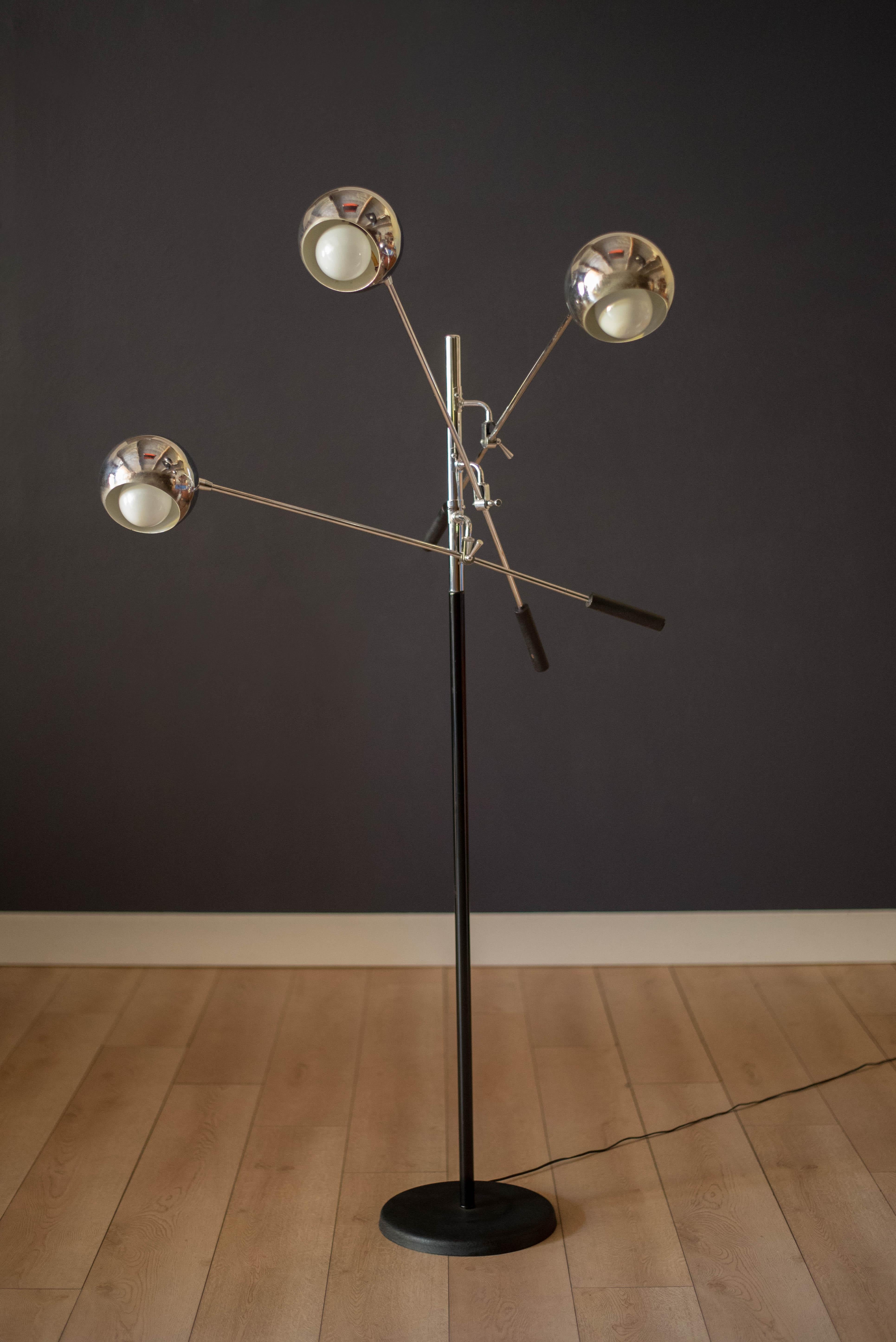 Lampadaire Triennale vintage conçu par Robert Sonneman dans les années 1970. Cette pièce polyvalente comporte trois têtes de lumière orbitale chromées réglables qui pivotent sur des bras de levier équilibrés. Les ampoules Globe ne sont pas incluses.