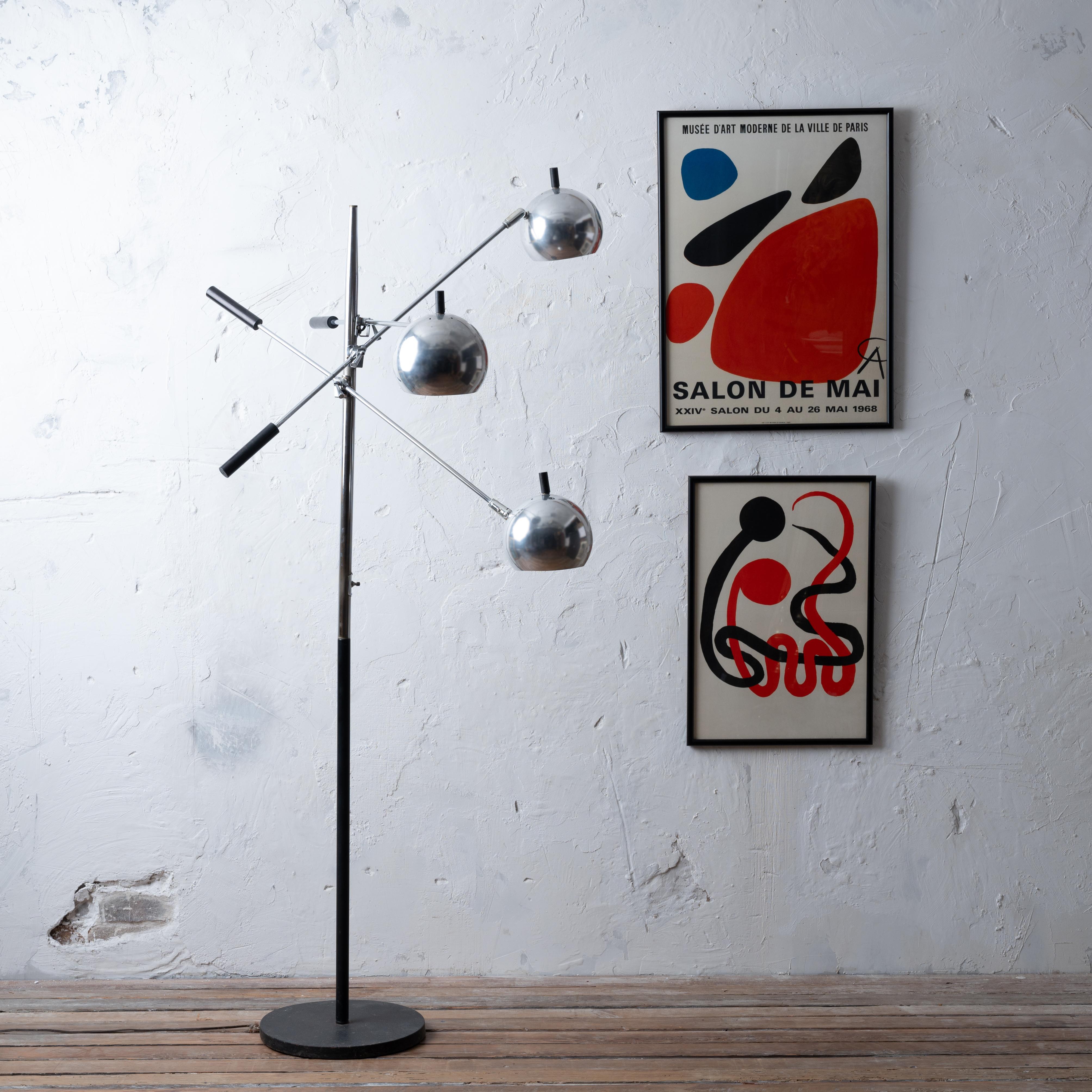 Lámpara de pie cromada Triennale Orbiter diseñada por Robert Sonneman, hacia 1970.

38 pulgadas de ancho y profundidad por 70 pulgadas de alto

