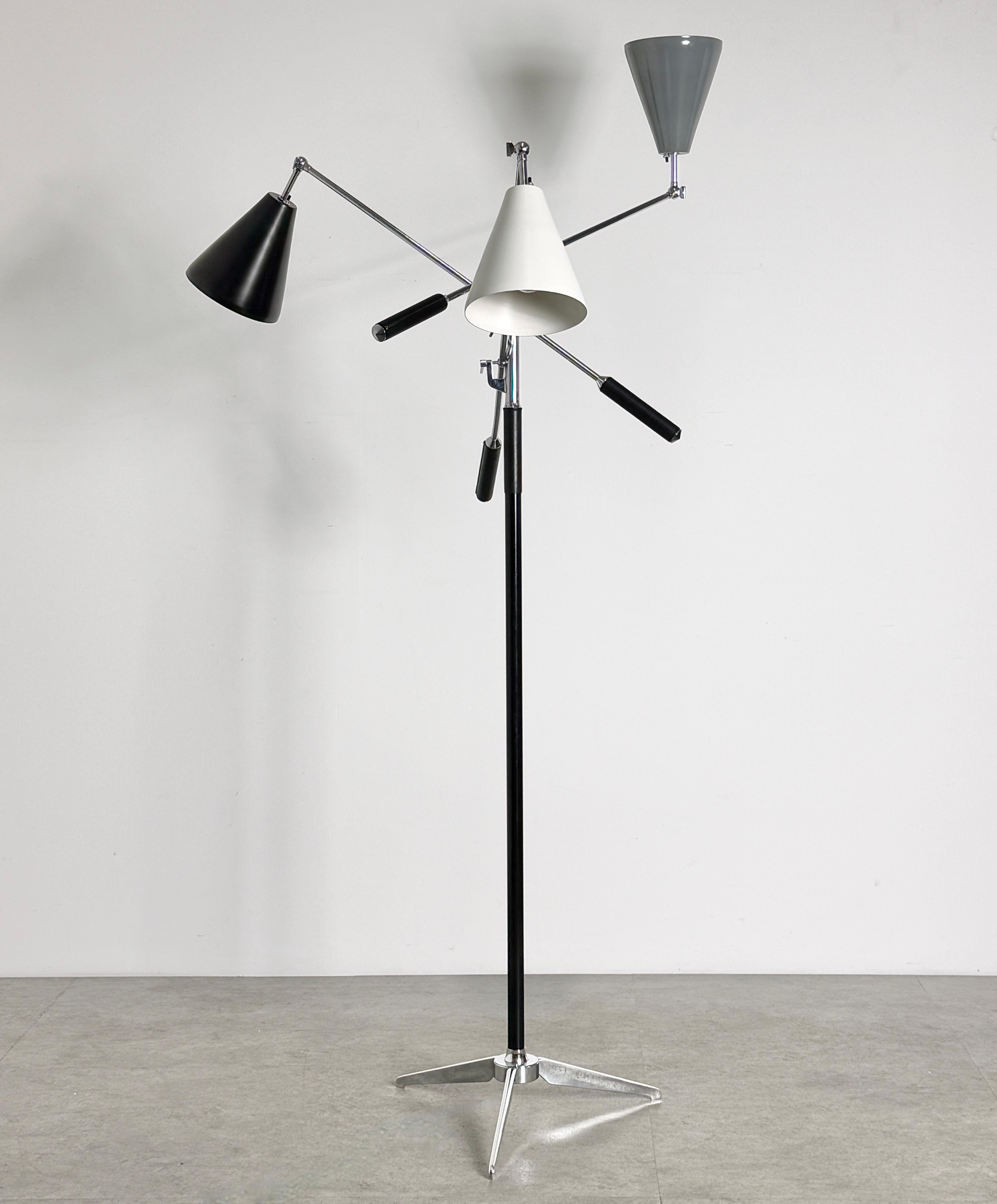 Ikonische Mid Century Modern Triennale Chrom Stehlampe circa 1960er Jahre
Ursprünglich von Angelo Lelii für Arredoluce im Jahr 1947 eingeführt

Dieses bemerkenswert gut erhaltene Exemplar verfügt über dreifarbige konische Schirme in Schwarz-Weiß und