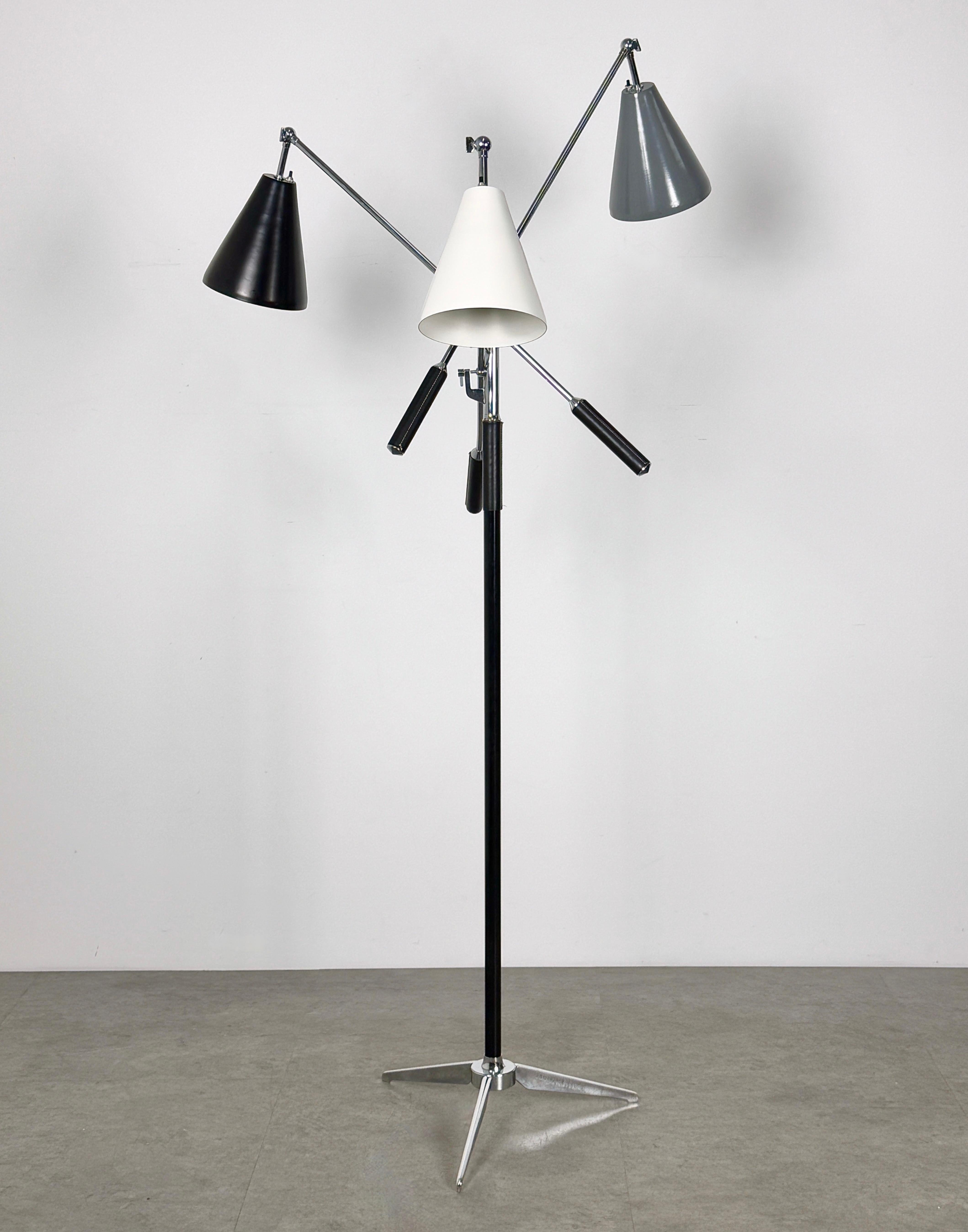 Dreiarmige Triennale-Stehleuchte im Stil von Angelo Lelii für Arredoluce, Italien 1960er Jahre (Italienisch) im Angebot