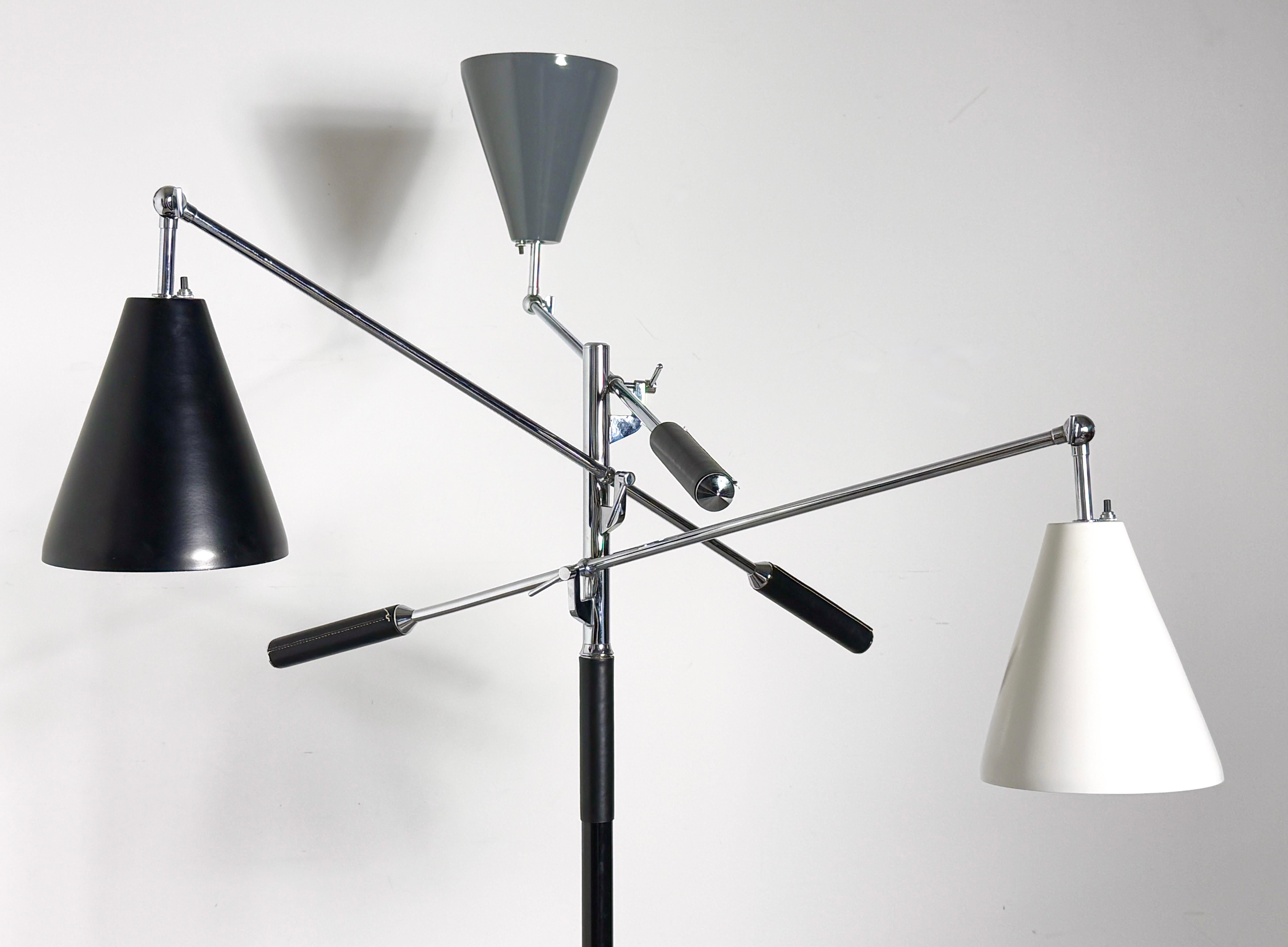Dreiarmige Triennale-Stehleuchte im Stil von Angelo Lelii für Arredoluce, Italien 1960er Jahre (Metall) im Angebot