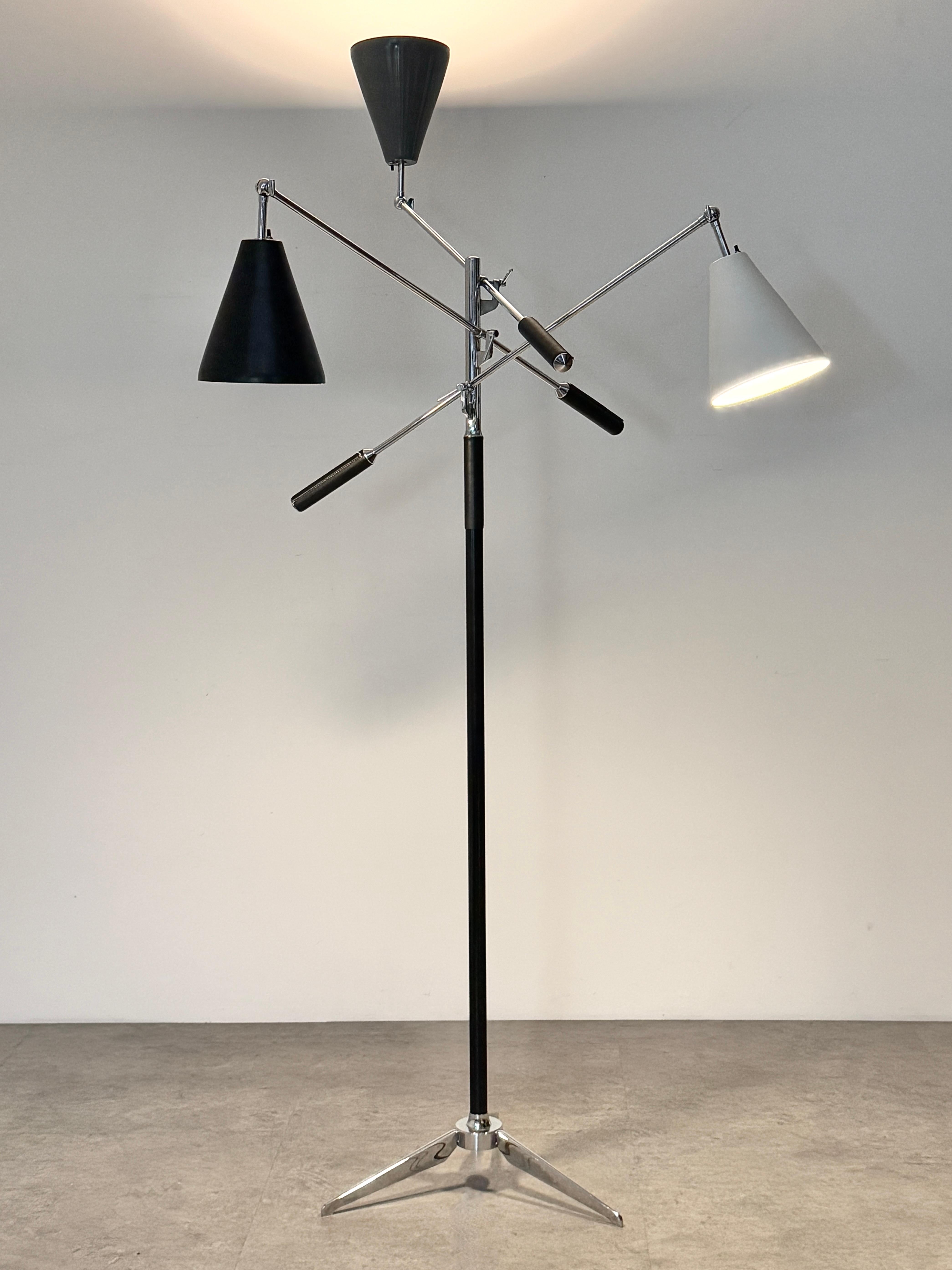 Dreiarmige Triennale-Stehleuchte im Stil von Angelo Lelii für Arredoluce, Italien 1960er Jahre im Angebot 1