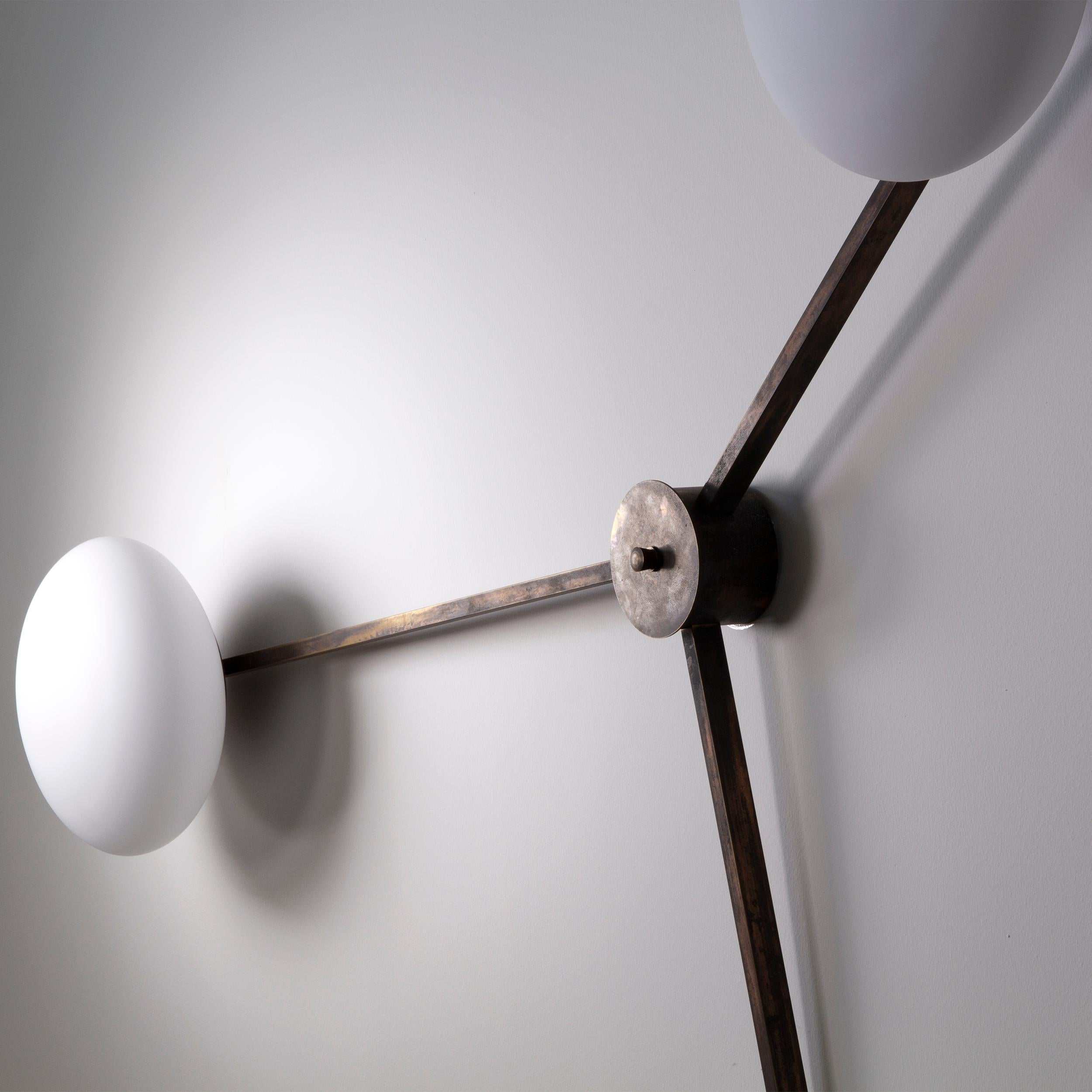 Triennale Wand- oder Deckenleuchte aus Bronze, Messing und weißem, mattiertem Murano-Glas im Angebot 1