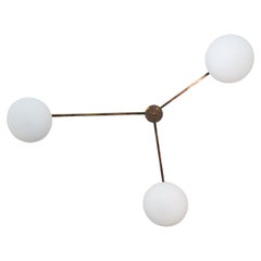 Lampe murale ou plafonnier Triennale en laiton bronze et verre de Murano dépoli blanc