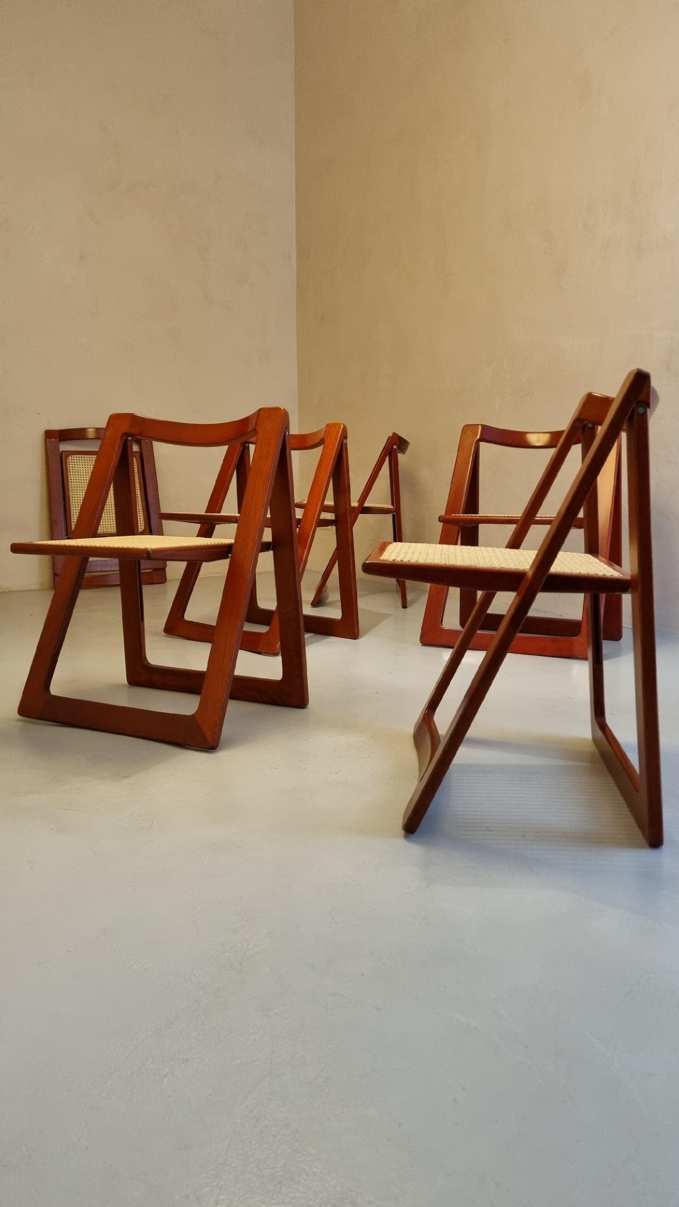 Set of 6 folding chairs designed by Aldo Jacober and Pierangela D' Aniello for Alberto Bazzani, 1966 Italy.
Lacquered wood, vienna straw. Excellent condition, seats restored.
Bibliography : Domus 443 (october 1966) p. 42
Giuliana Gramigna, Design