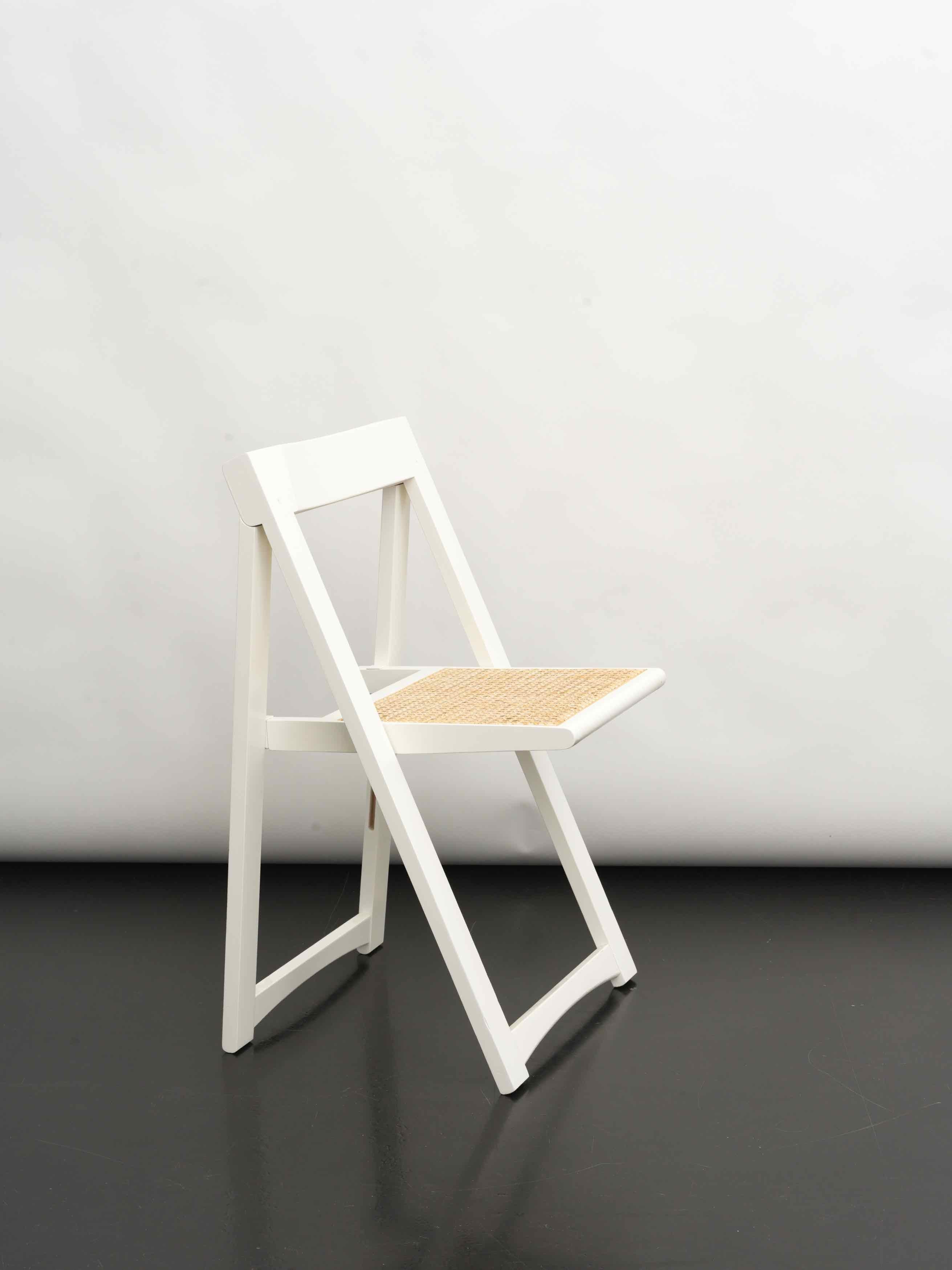 3 chaises pliantes en rotin 'Trieste' dans le style d'Aldo Jacober, années 1970.
Design/One moderne et minimal.
Ils sont très faciles à plier et prennent très peu de place. 