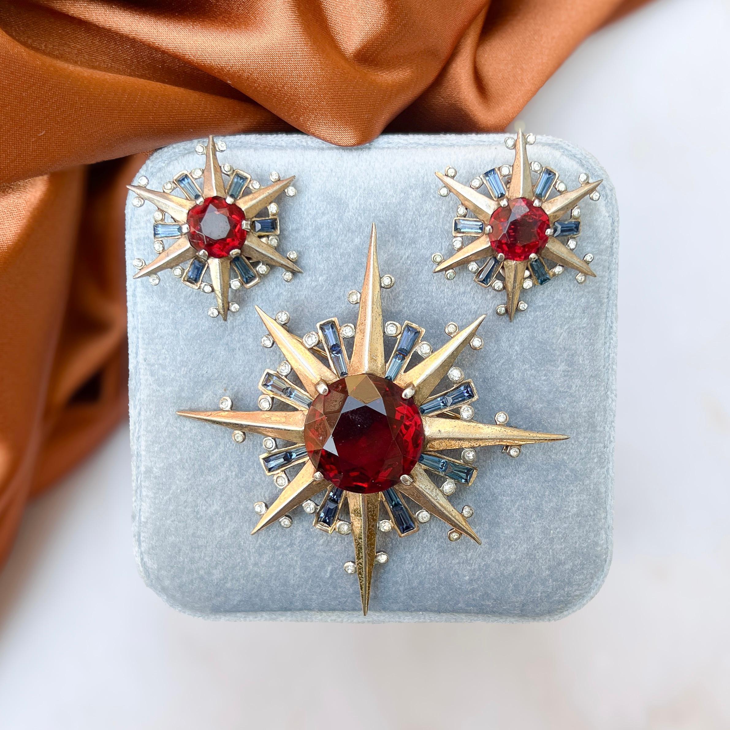 Este raro y evocador conjunto de joyas fue diseñado por Alfred Philippe para la joyería de fantasía estadounidense Trifari en 1944.  

Informe de estado:
Muy bueno - Algunos roces y envejecimiento del chapado. Esto es coherente con la edad y el uso