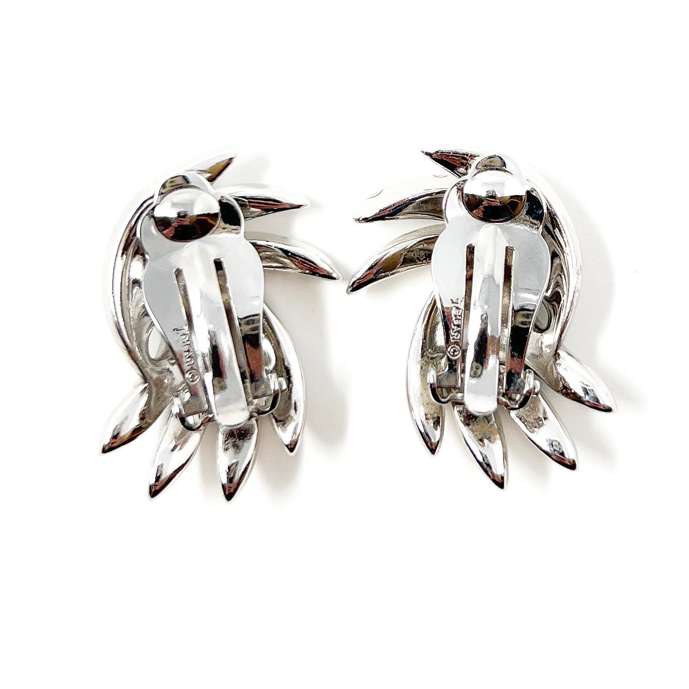 Trifari 1950er Jahre Set aus Brosche und Ohrringen, Strass Wirbel Design, Vintage im Angebot 8