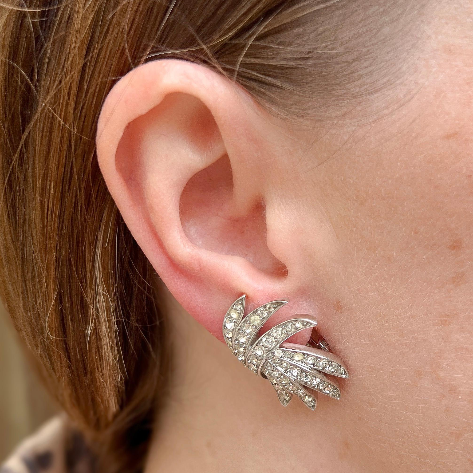 Trifari 1950er Jahre Set aus Brosche und Ohrringen, Strass Wirbel Design, Vintage im Zustand „Gut“ im Angebot in Skelmersdale, GB