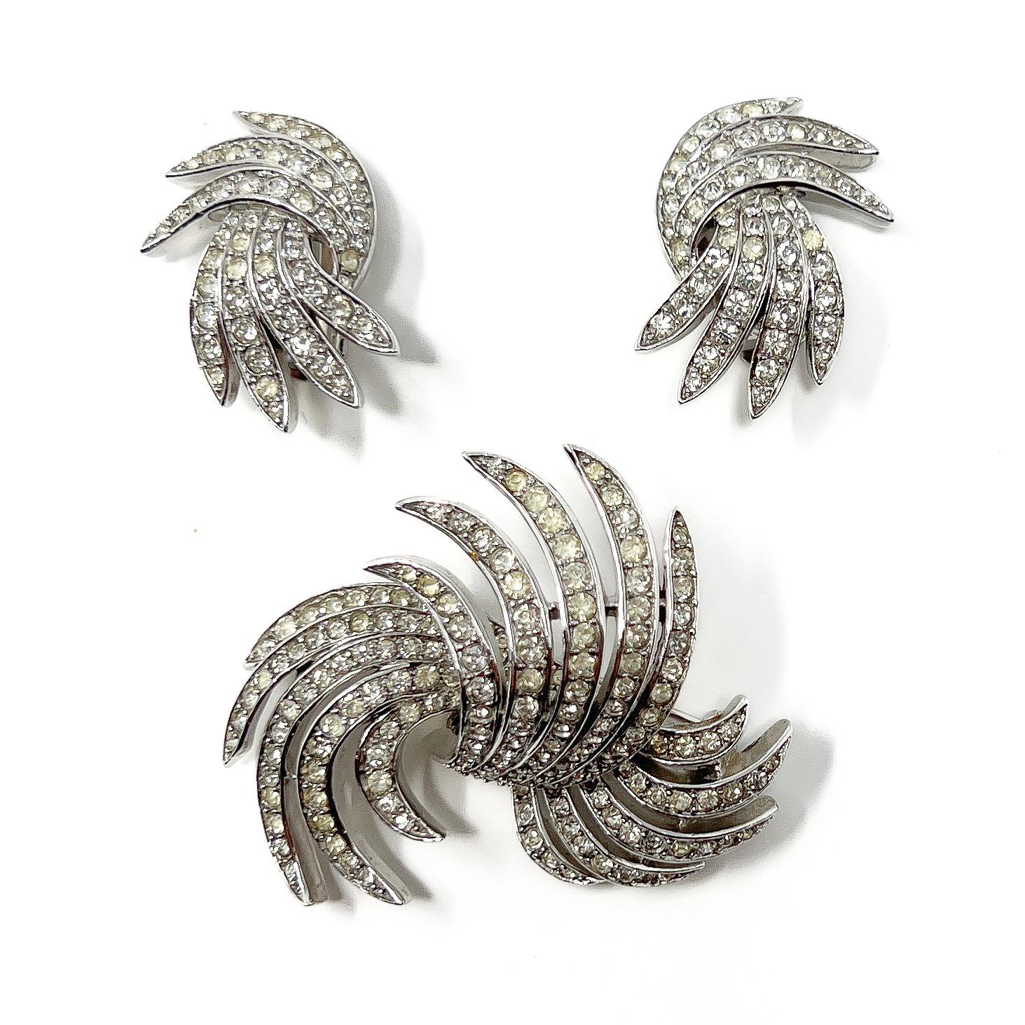 Trifari 1950er Jahre Set aus Brosche und Ohrringen, Strass Wirbel Design, Vintage im Angebot 1