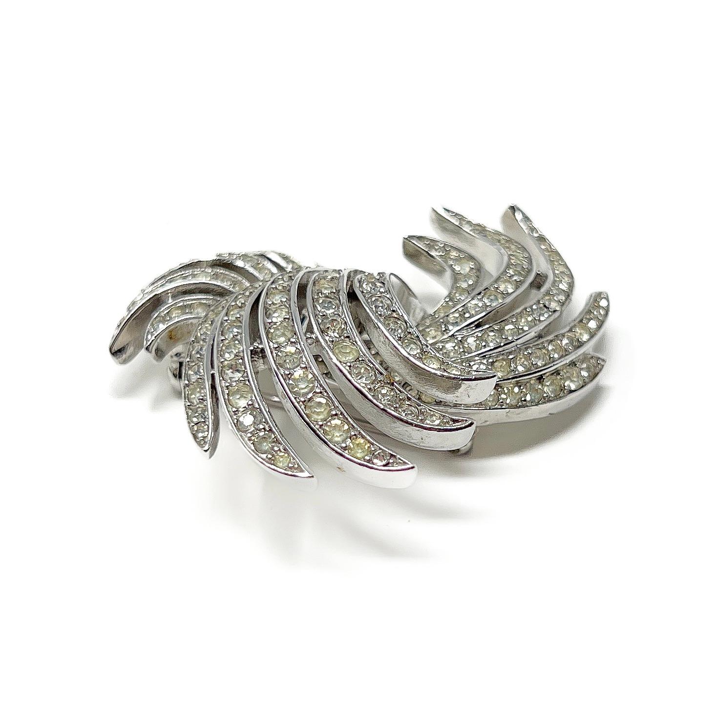 Trifari 1950er Jahre Set aus Brosche und Ohrringen, Strass Wirbel Design, Vintage im Angebot 3