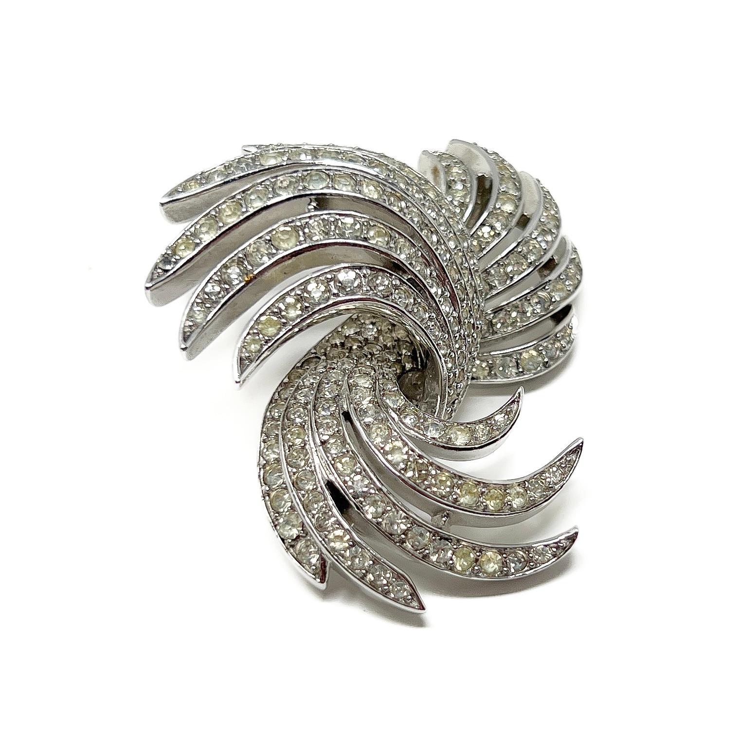 Trifari 1950er Jahre Set aus Brosche und Ohrringen, Strass Wirbel Design, Vintage im Angebot 4
