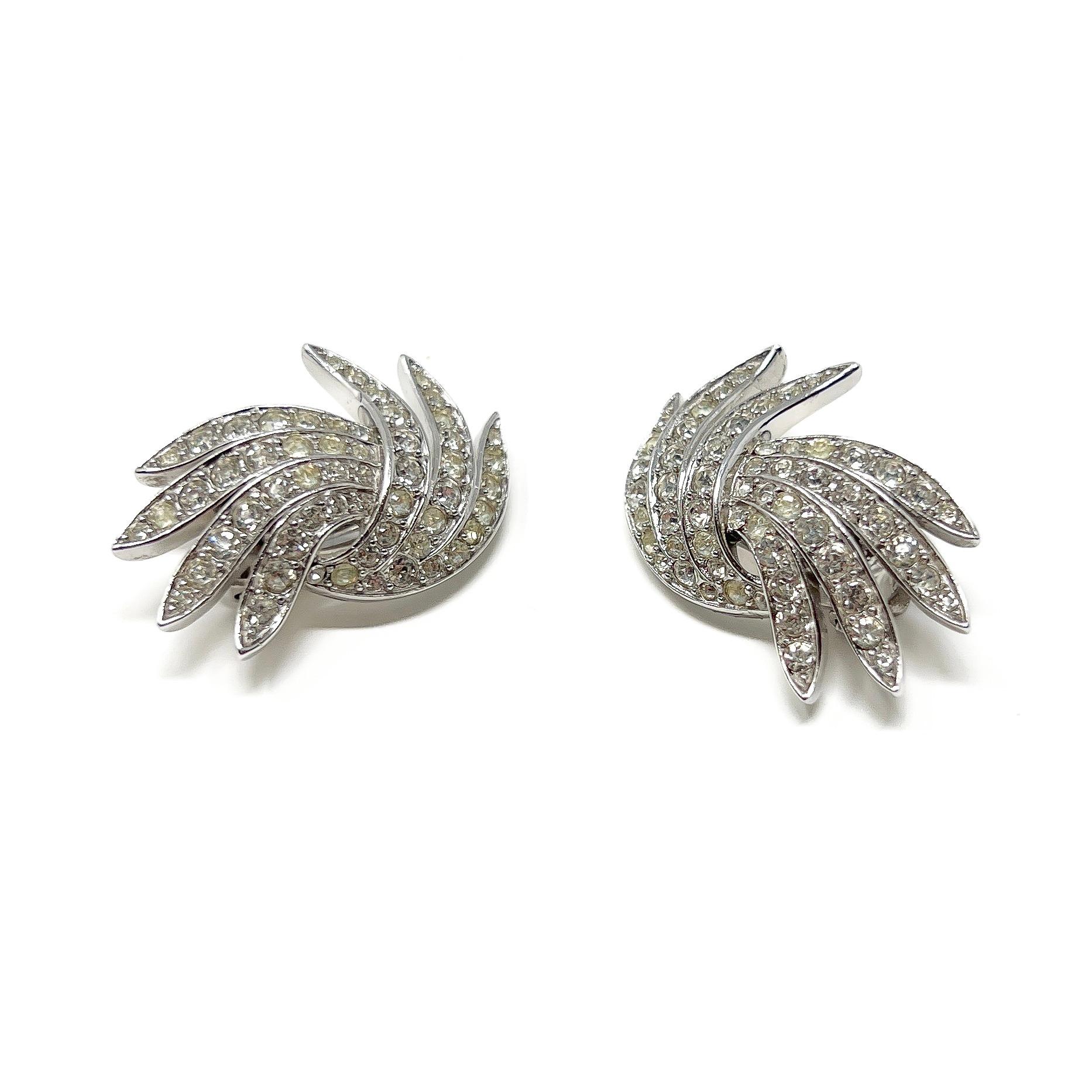 Trifari 1950er Jahre Set aus Brosche und Ohrringen, Strass Wirbel Design, Vintage im Angebot 6