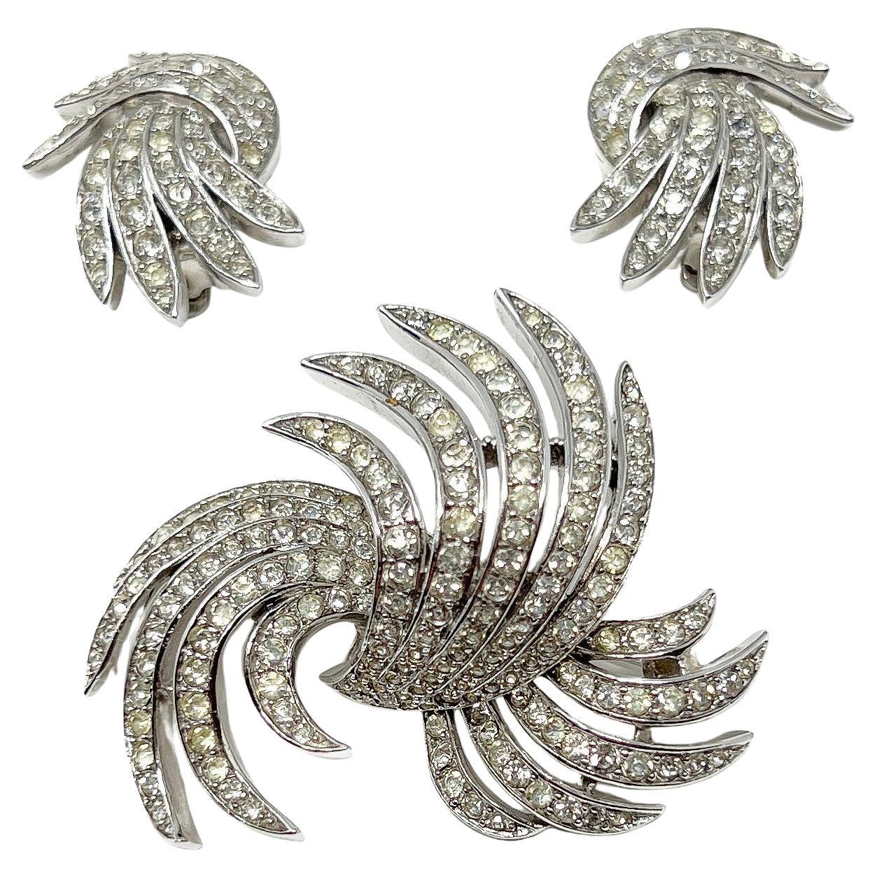 Set di spille e orecchini vintage Trifari 1950, con design a vortice di strass
