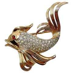 Trifari 1960 Spilla a forma di pesce vintage con placca d'oro e strass