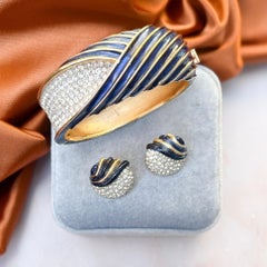 Trifari 1960er Jahre Set aus Manschette und Ohrringen, vergoldet, Emaille und Strass Vintage