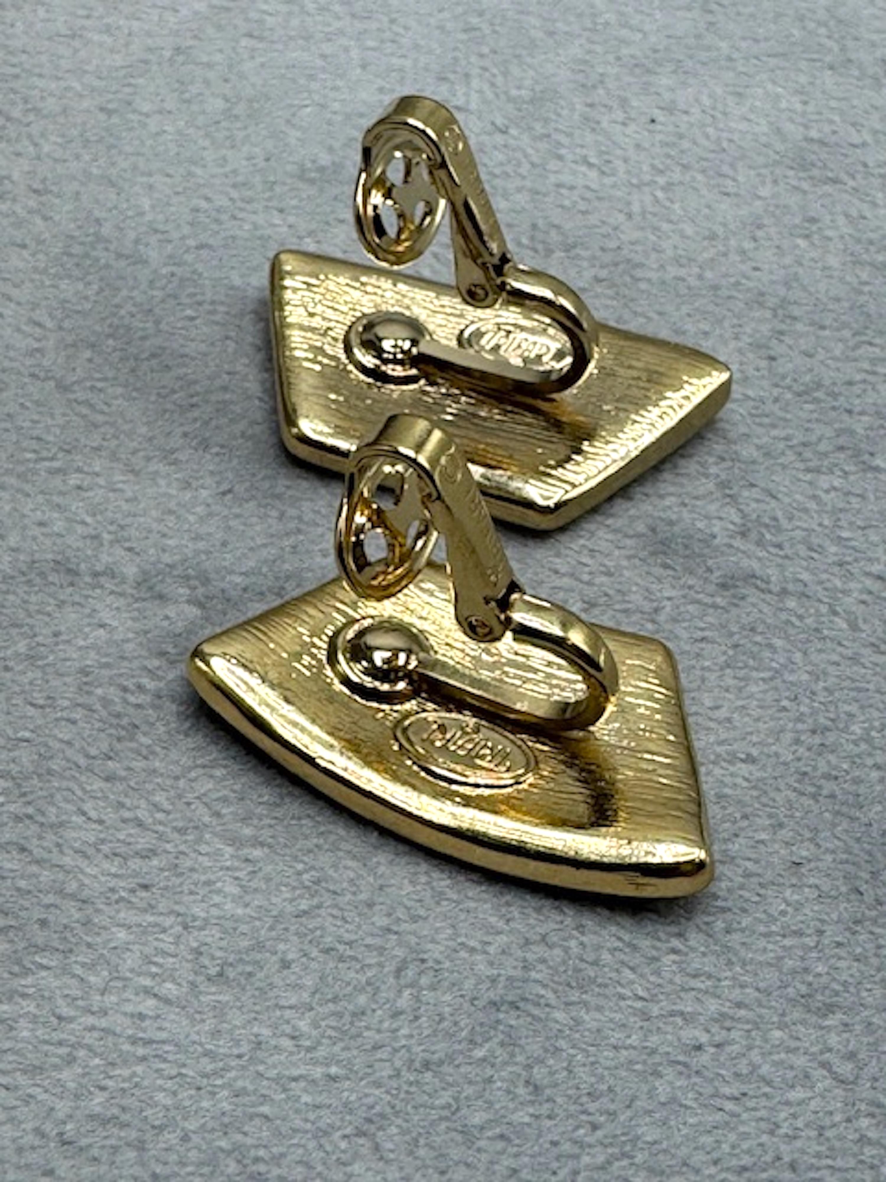 Trifari 1980 Collier et boucles d'oreilles fleurs émaillées ivoire et bleu sur or en vente 14