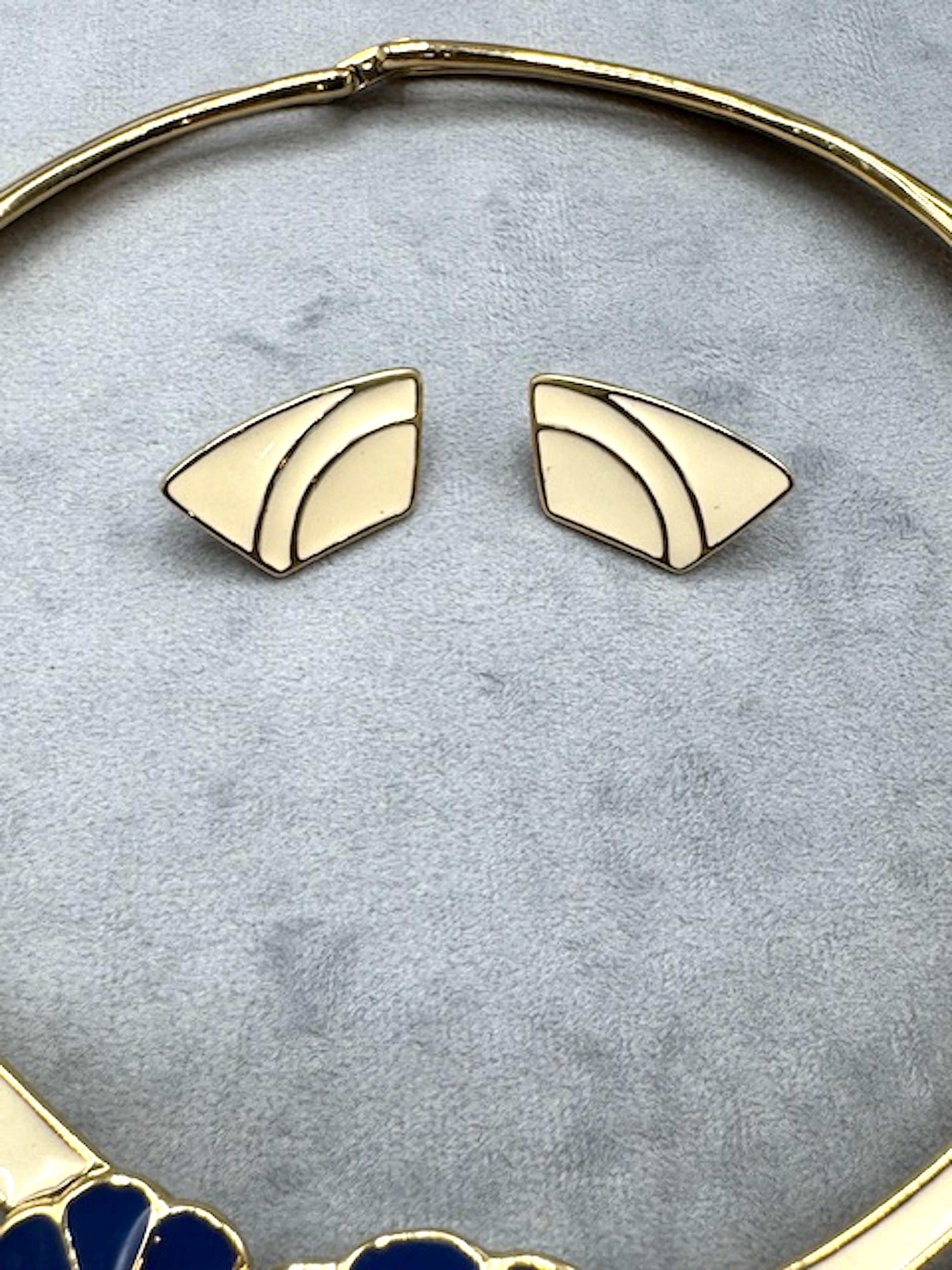 Trifari 1980 Collier et boucles d'oreilles fleurs émaillées ivoire et bleu sur or en vente 1