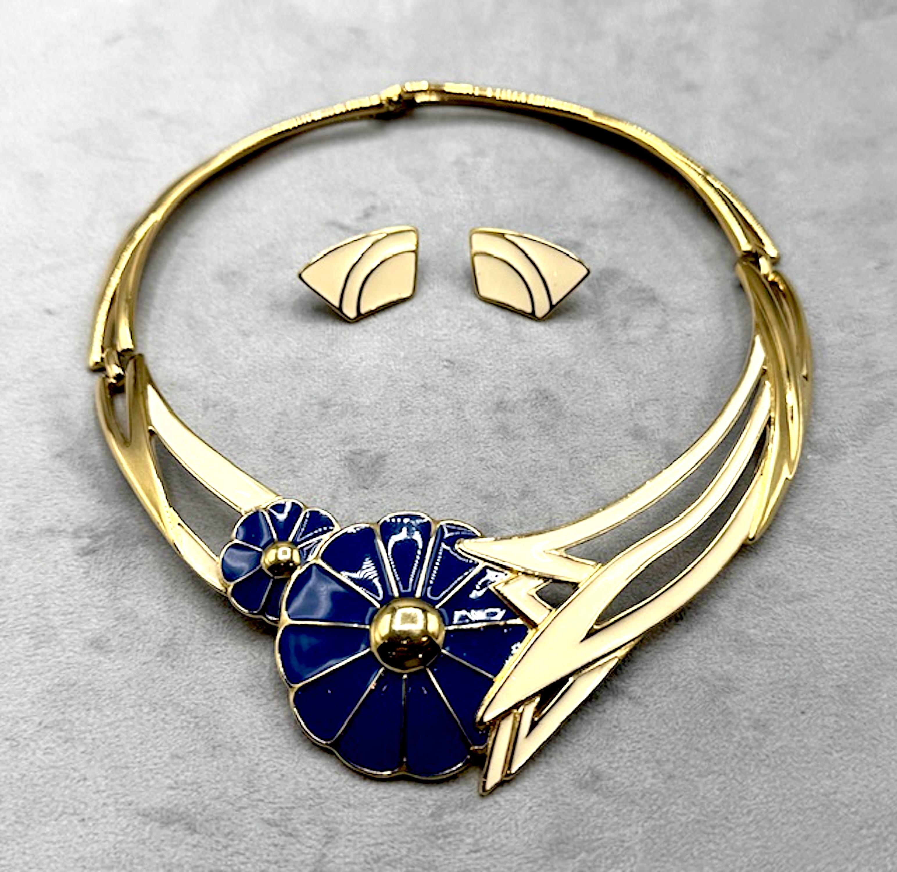Trifari 1980 Collier et boucles d'oreilles fleurs émaillées ivoire et bleu sur or en vente 2