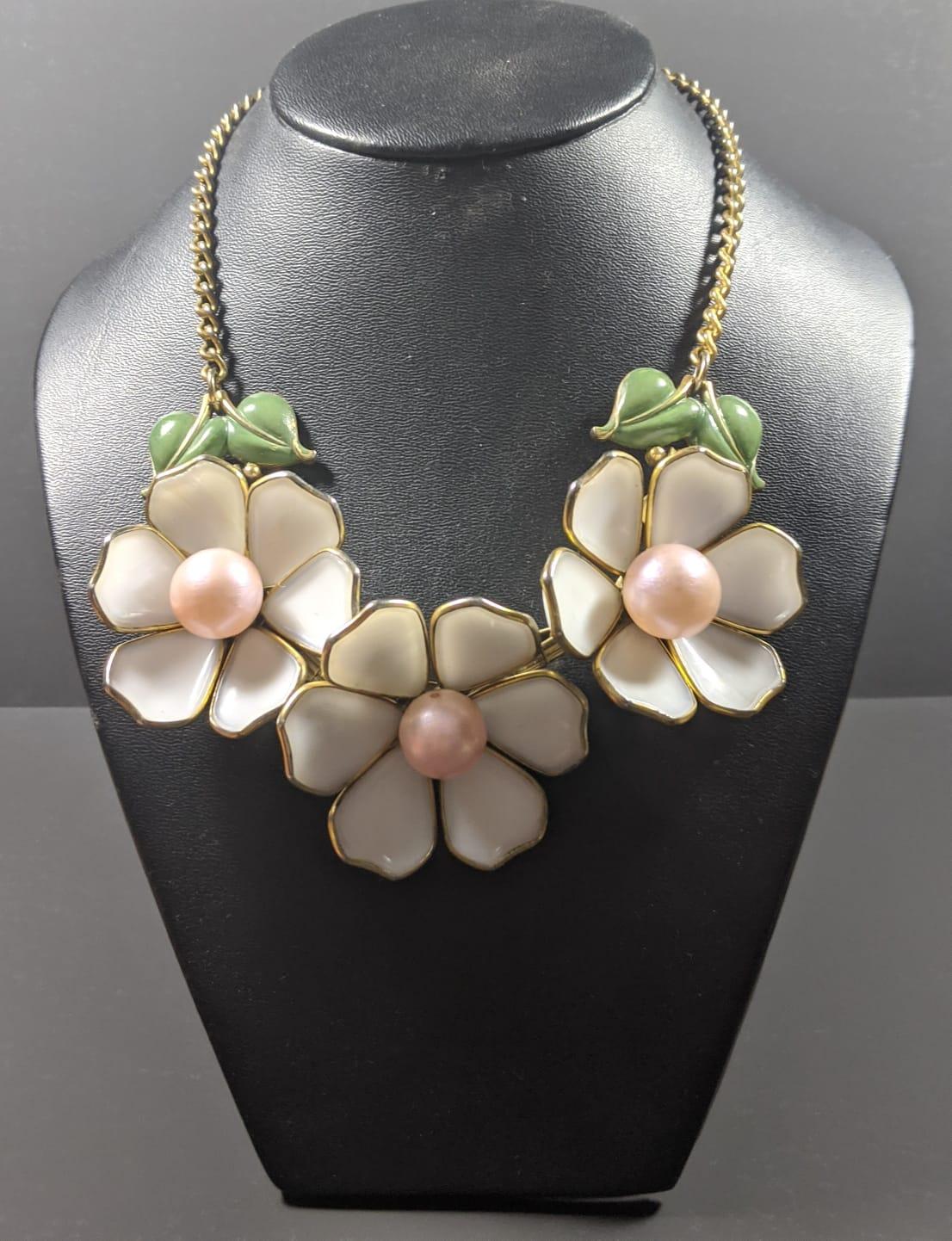 Beautiful old NECKLACE,
petals in white cast glass, green leaves in enamelled metal, Gripoix glass,
TRIFARI Alfred Philippe Gripoix,
VINTAGE 40s,
diameter of a flower 4.5 cm,
total length (with chain) 39cm,
very good quality,
collectible,

Good
